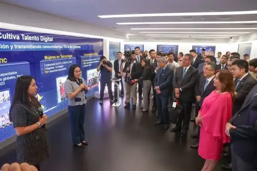 Reunión de la presidenta Dina Boluarte con jovenes embajadoras de Huawei. ANDINA/Prensa Presidencia