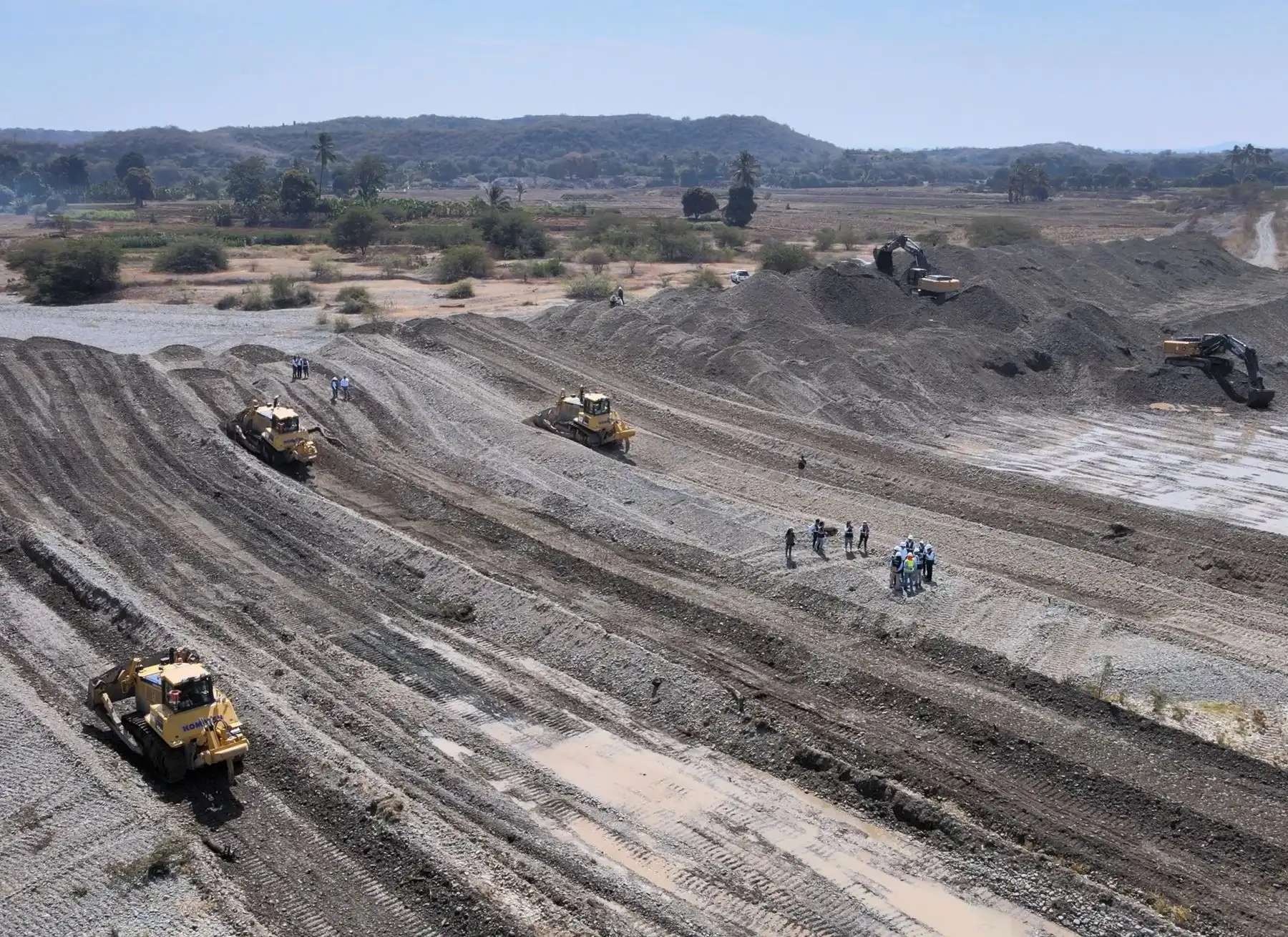 La Autoridad Nacional del Agua ejecuta trabajos de limpieza y descolmatación en el cauce del río Chira en la provincia de Sullana, en Piura.