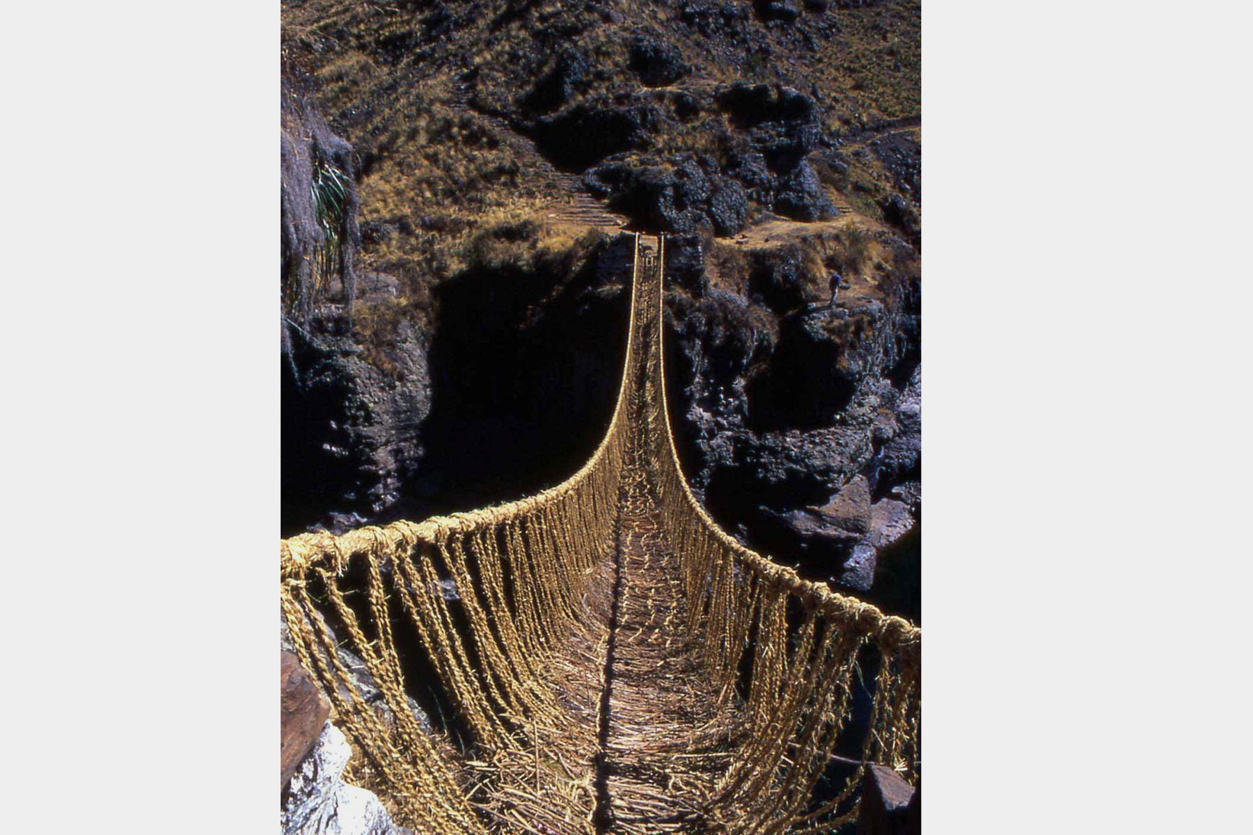 Cusco - 20 abril 2004 /  El Qeshwachaka, puente construido con la planta del ichu,  que forma parte del Camino Inca. Fotografía de la exposición sobre el Qhapaq Ñan. Foto: EFE/Walter Wust/Cancillería Perú