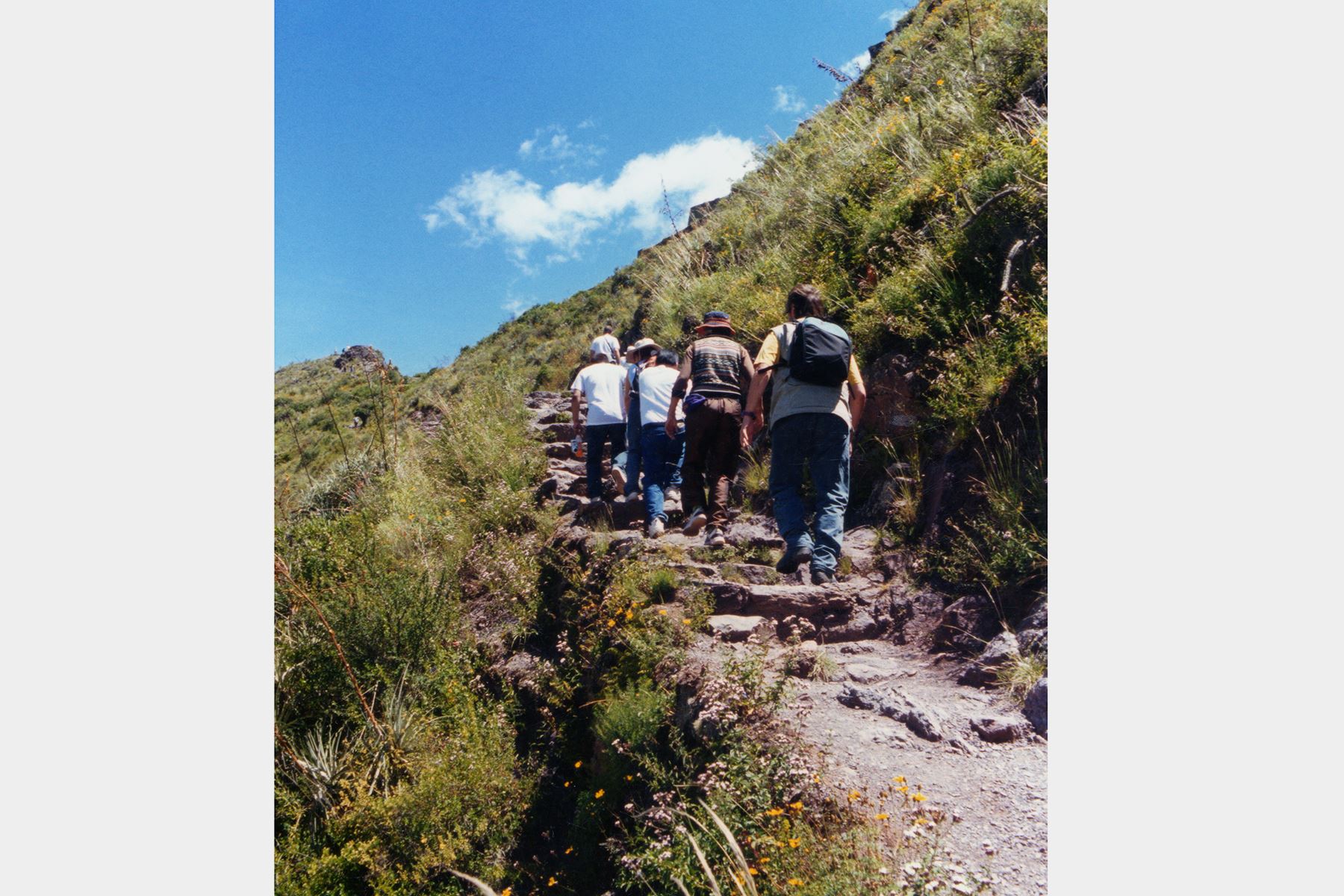 Cusco - abril 2004 / Turistas extranjeros en el Camino Inca en la ruta al complejo arqueológico de Pisac. Foto: Diario Oficial El Peruano