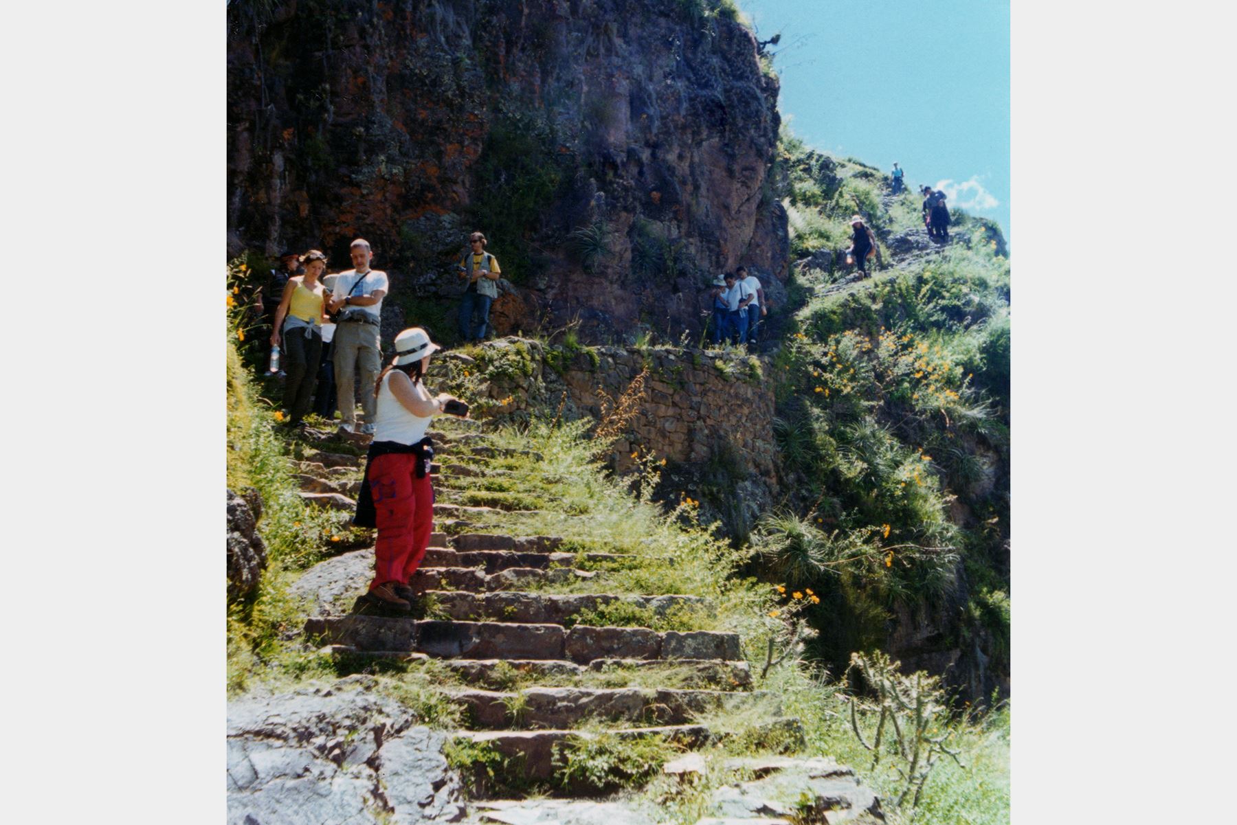 Cusco - abril 2004 / Turistas extranjeros en el Camino Inca en la ruta al complejo arqueológico de Pisac. Foto: Diario Oficial El Peruano