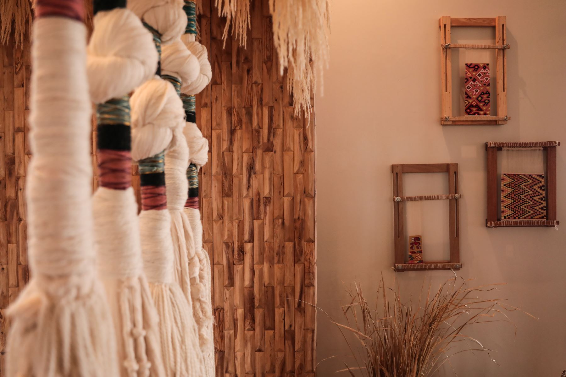 “La suite” logra combinar de forma elegante muestras de madera, cerámica, piedra, textiles, así como fibras vegetales y animales. Foto: ANDINA/ Connie Calderon