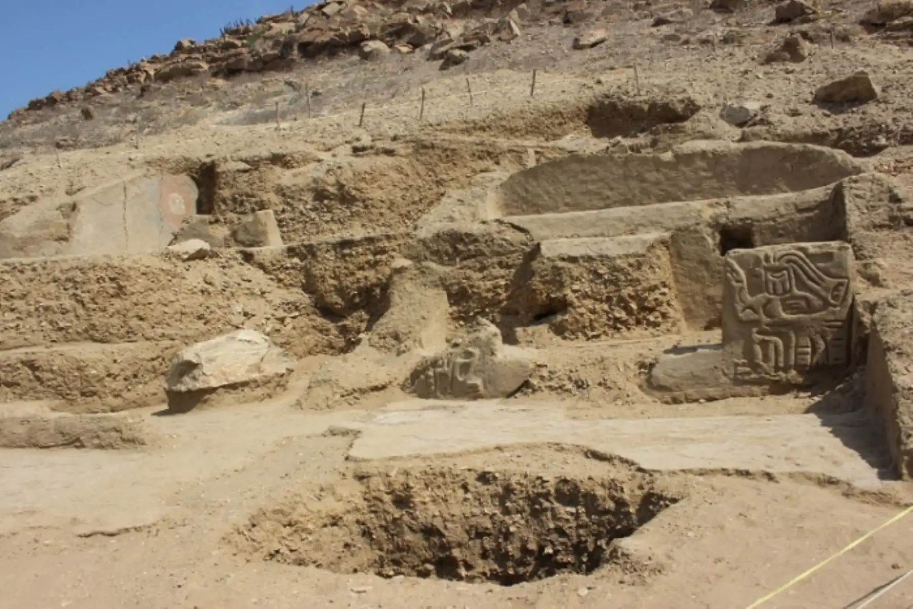 También se halló una arquitectura ceremonial perteneciente al periodo del Mochica tardío y el entierro de un infante perteneciente a un periodo posterior.
