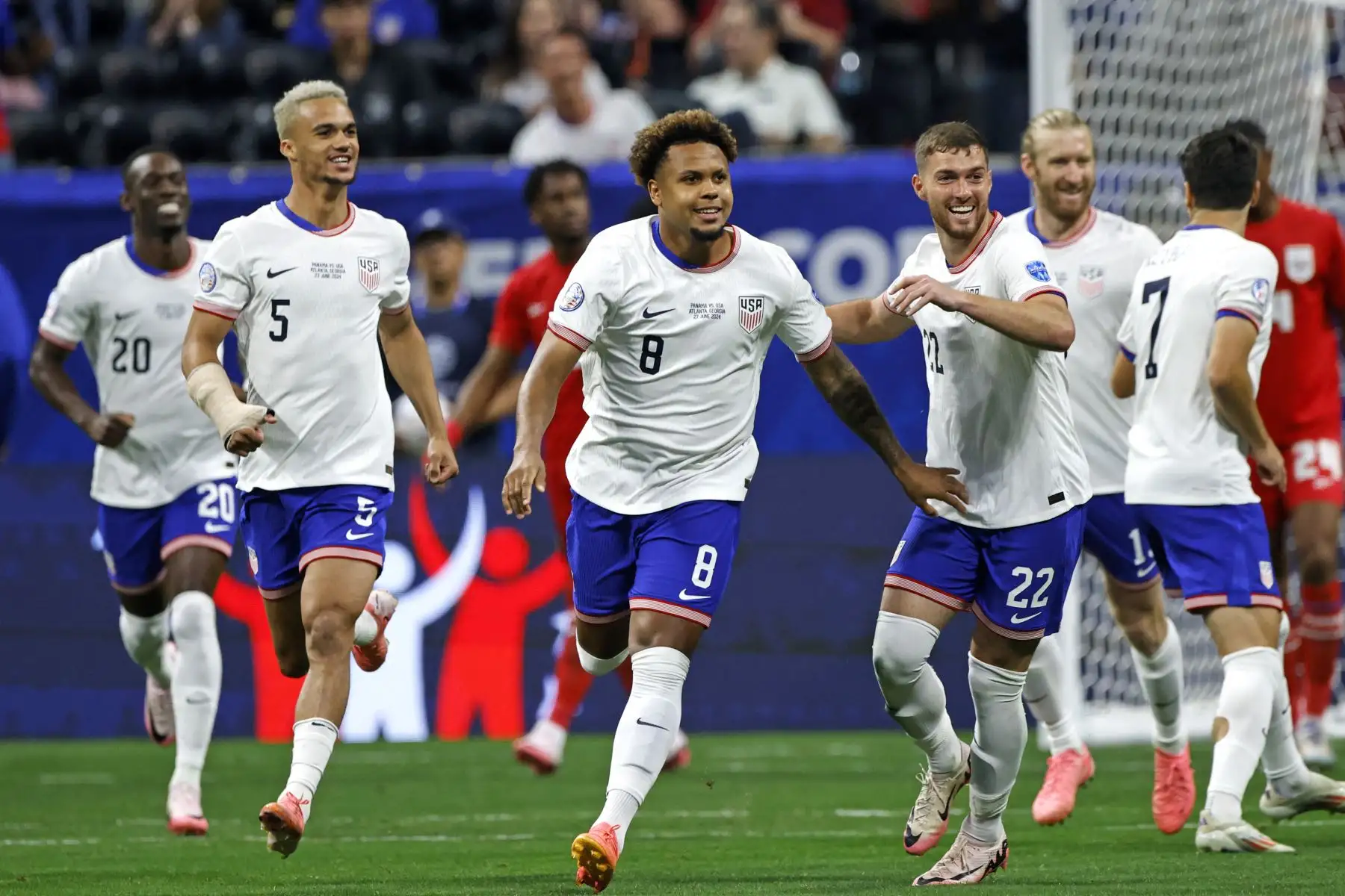 El mediocampista estadounidense #08 Weston McKennie celebra marcar un gol que luego fue anulado después de una revisión del VAR durante el partido de fútbol del grupo C del torneo Copa América Conmebol 2024 entre Panamá y Estados Unidos. Foto: ANDINA/ AFP