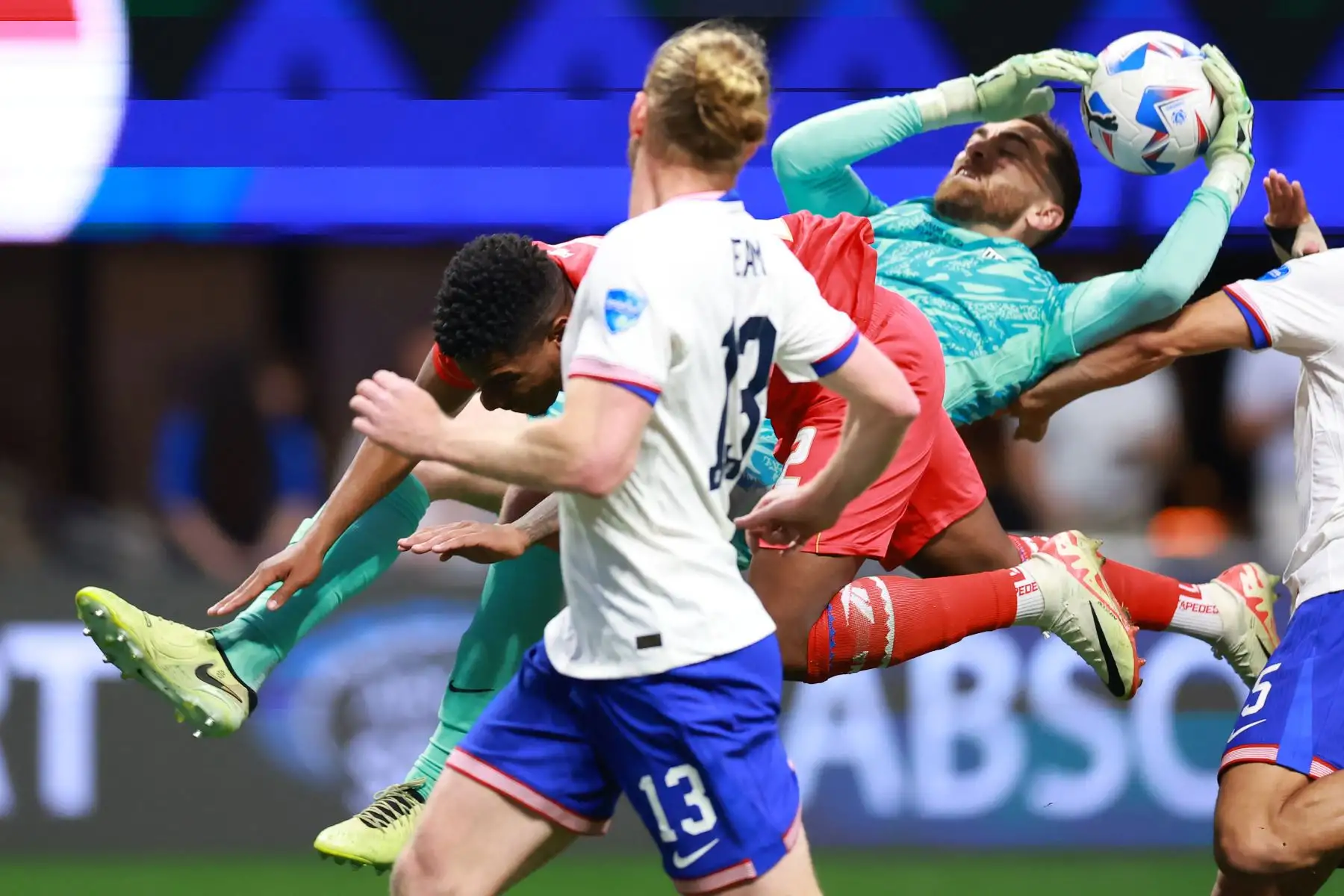 Matt Turner de Estados Unidos salta para salvar durante el partido del Grupo C de la CONMEBOL Copa América EE.UU. 2024 entre Panamá y Estados Unidos. Foto. ANDINA/ AFP