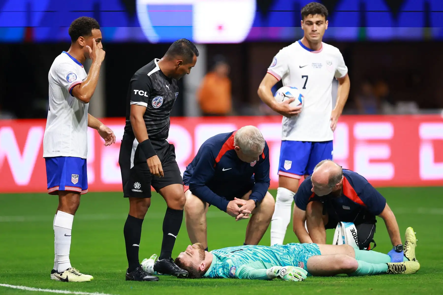 Matt Turner de Estados Unidos recibe atención médica durante el partido del Grupo C de la CONMEBOL Copa América USA 2024 entre Panamá y Estados Unidos. Foto: ANDINA/ AFP