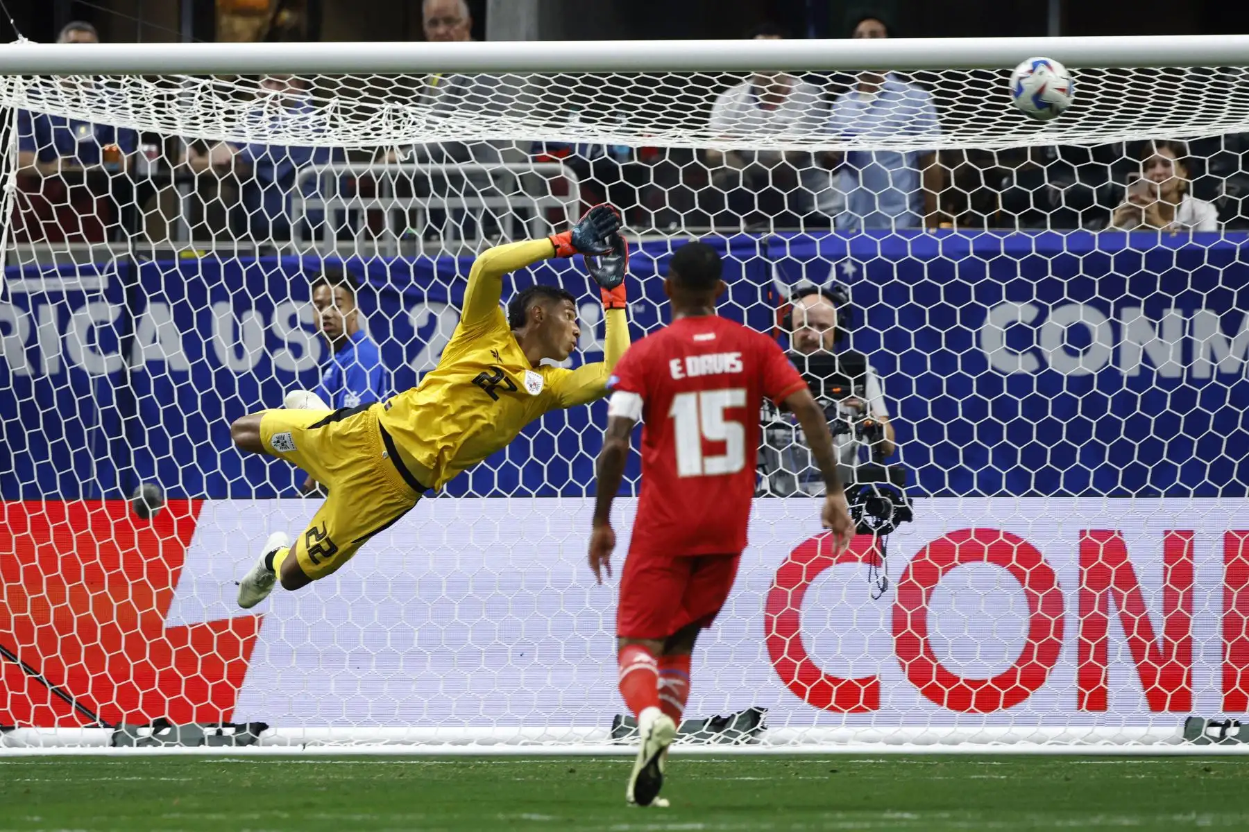 El delantero de EE.UU.  Folarin Balogun anota el primer gol de su equipo mientras el portero de Panamá  Orlando Mosquera se zambulle pero no logra detener el balón durante el partido de fútbol del grupo C del torneo Copa América Conmebol 2024 entre Panamá y EE.UU. Foto: ANDINA/AFP