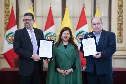 El jefe de la Misión OIM Perú, Jorge Baca; la presidenta del directorio de Emape, Jessica Villegas; y el alcalde de Lima, Rafael López Aliaga, luego de la firma del convenio de Administración de Recursos.  Foto:ANDINA/ Municipalidad de Lima.