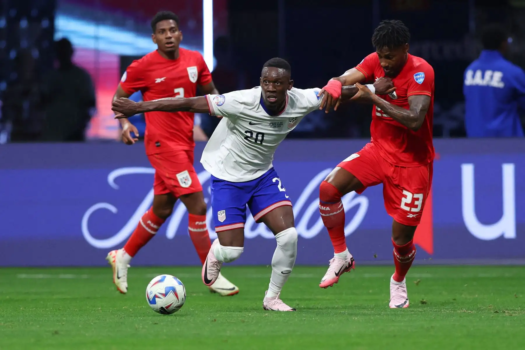 Folarin Balogun de Estados Unidos y Michael Murillo de Panamá luchan por el balón durante el partido del Grupo C de la CONMEBOL Copa América EE.UU. 2024 entre Panamá y Estados Unidos.
Foto: ANDINA/AFP