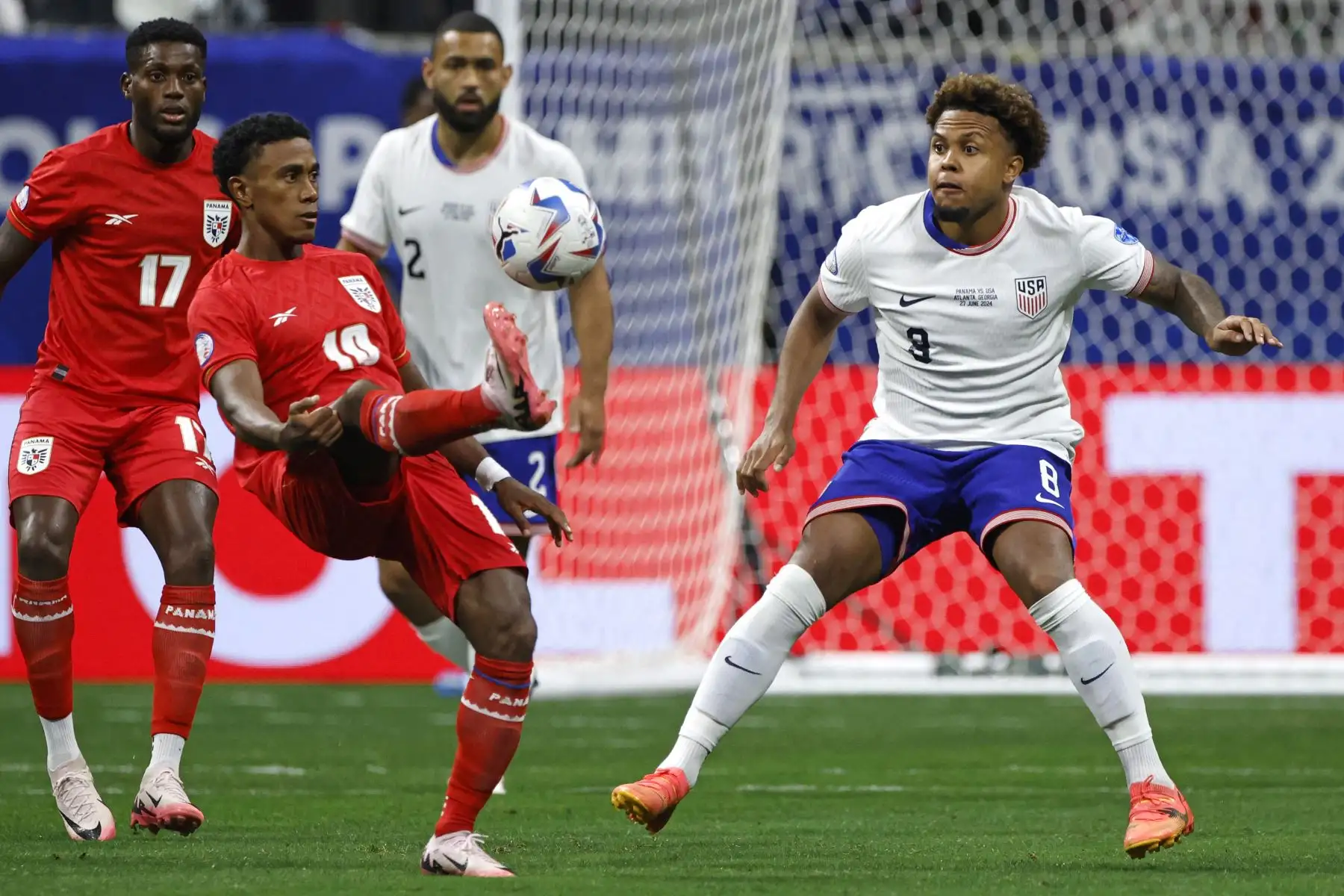El mediocampista panameño Edgar Barcenas lucha por el balón con el mediocampista estadounidense Weston McKennie durante el partido de fútbol del grupo C del torneo Conmebol Copa América 2024 entre Panamá y Estados Unidos. Foto: ANDINA/AFP