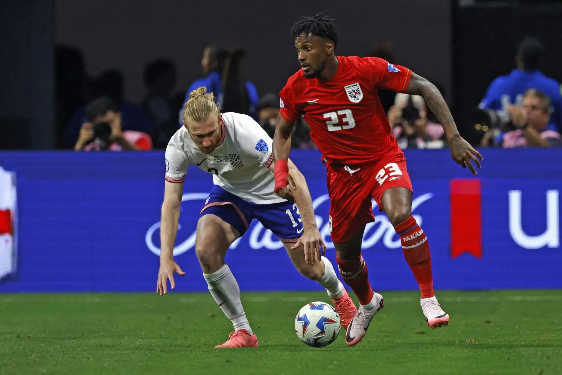 El defensor estadounidense Tim Ream lucha por el balón con el defensor panameño  Michael Murillo durante el partido de fútbol del grupo C del torneo Conmebol Copa América 2024 entre Panamá y Estados Unidos. Foto: ANDINA/AFP