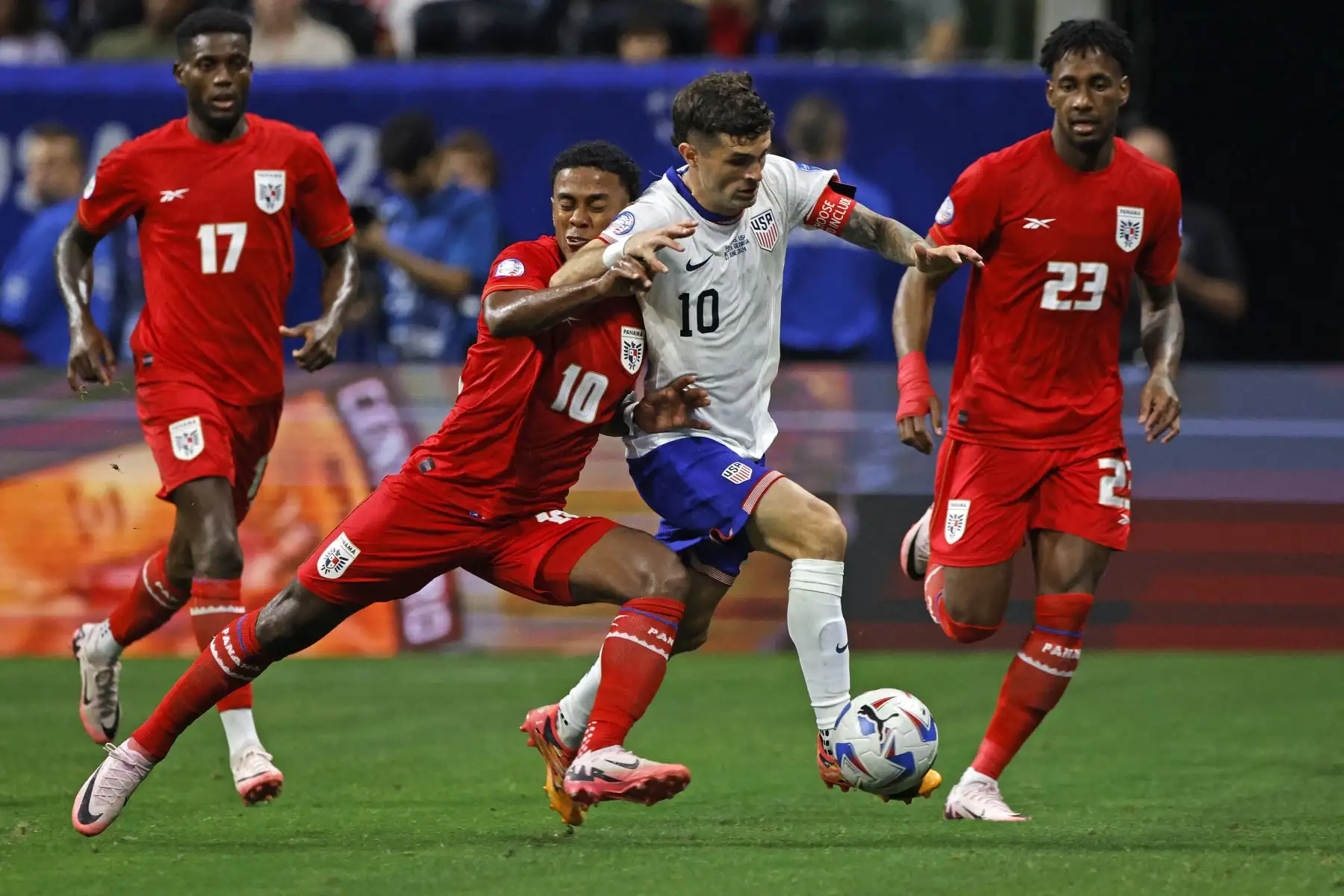 El mediocampista panameño Edgar Bárcenas lucha por el balón con el delantero estadounidense Christian Pulisic durante el partido de fútbol del grupo C del torneo Copa América Conmebol 2024 entre Panamá y Estados Unidos. Foto: ANDINA/AFP