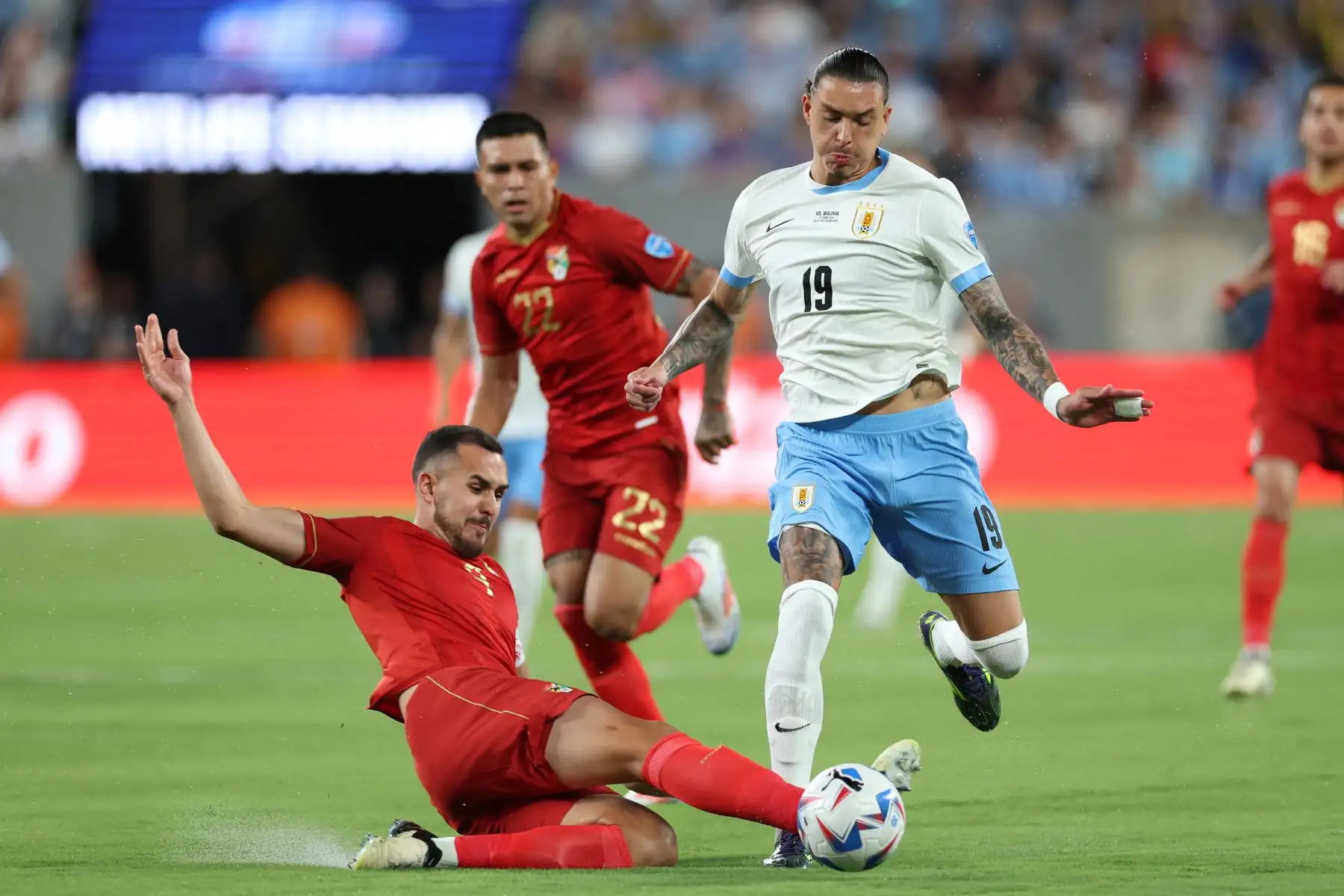 El delantero uruguayo Darwin Núñez lucha por el balón con el defensor boliviano  Luis Haquin durante el partido de fútbol del grupo C del torneo Copa América Conmebol 2024 entre Uruguay y Bolivia. Foto: ANDINA/AFP