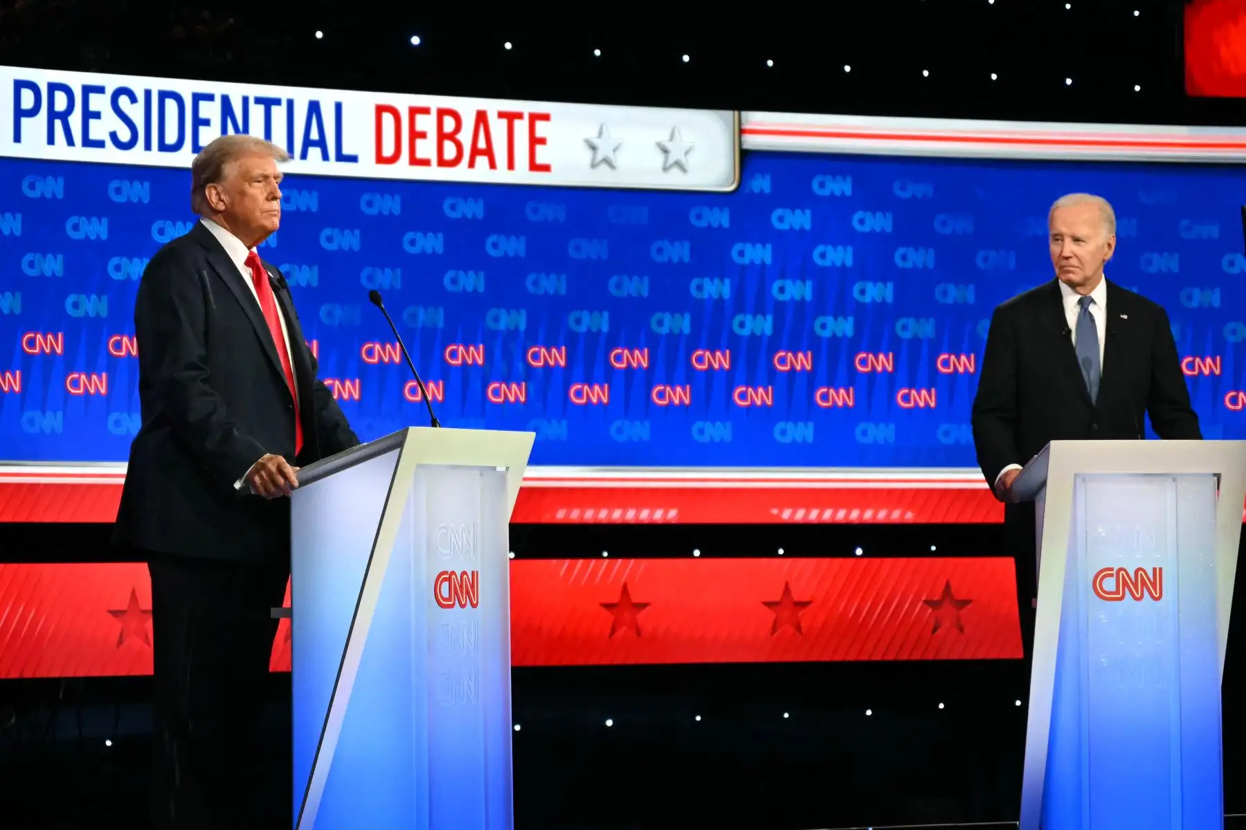 El presidente estadounidense Joe Biden y el expresidente estadounidense y candidato presidencial republicano Donald Trump participan en el primer debate presidencial de las elecciones de 2024 en los estudios de CNN en Atlanta. Foto: AFP