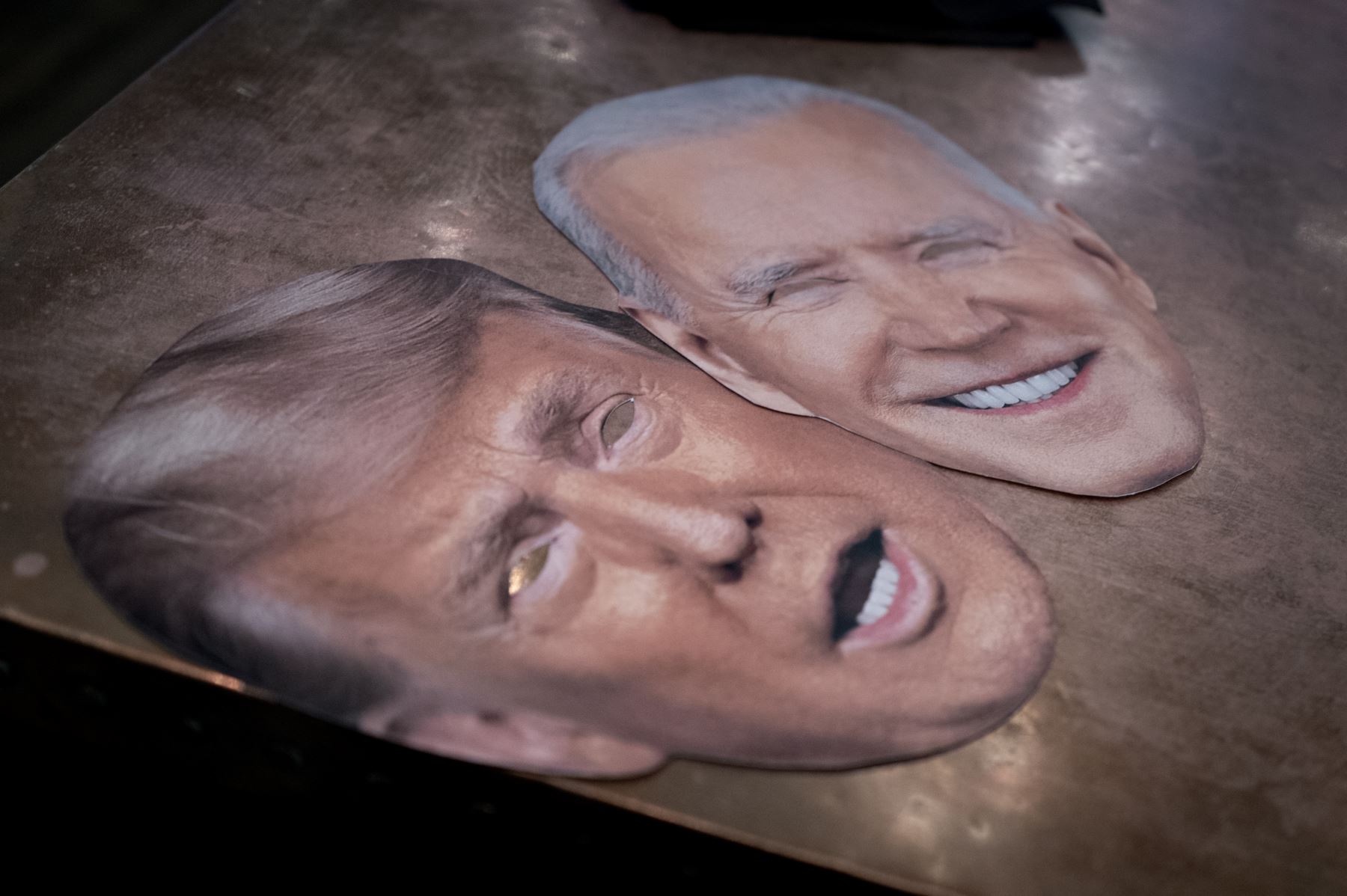 Máscaras en una mesa cuando los invitados llegan a Old Town Pour House para ver un debate entre el presidente Joe Biden y el presunto candidato republicano, el ex presidente Donald Trump. AFP