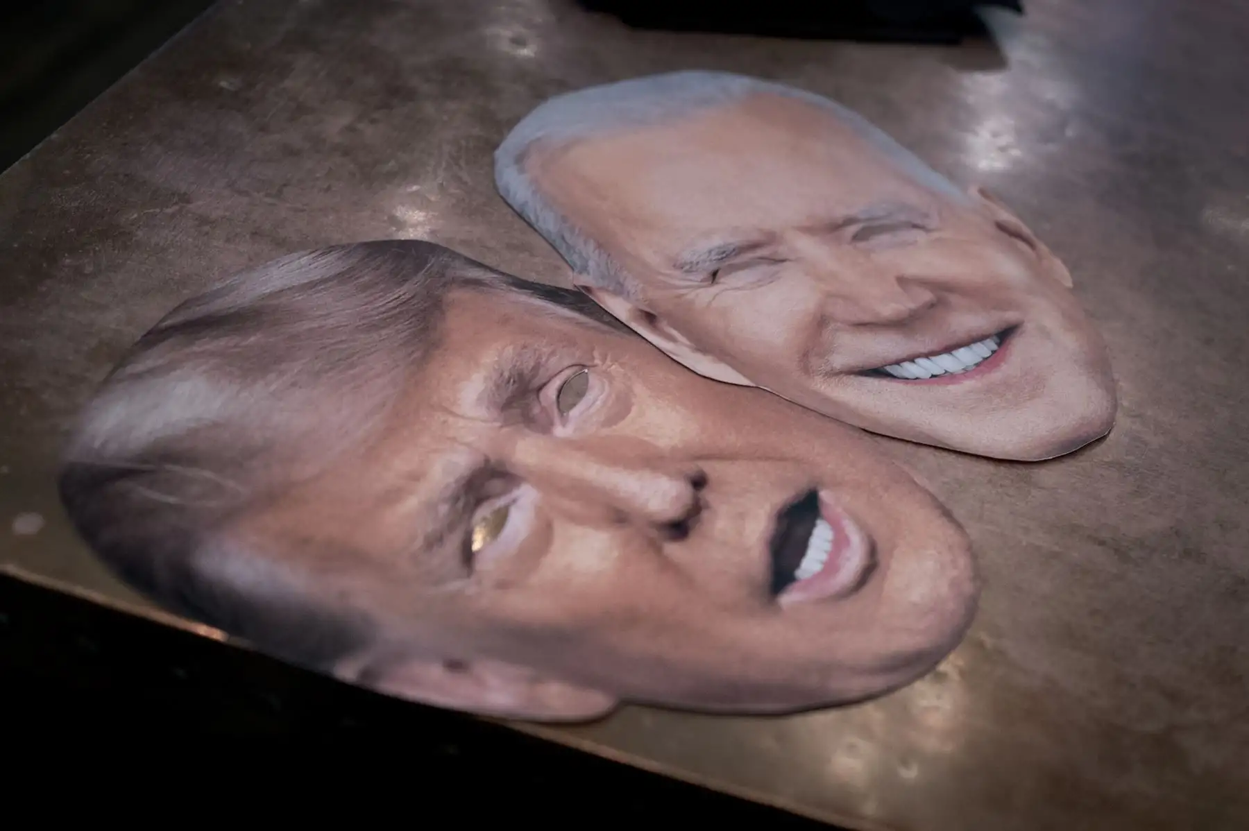 Máscaras en una mesa cuando los invitados llegan a Old Town Pour House para ver un debate entre el presidente Joe Biden y el presunto candidato republicano, el ex presidente Donald Trump. AFP
