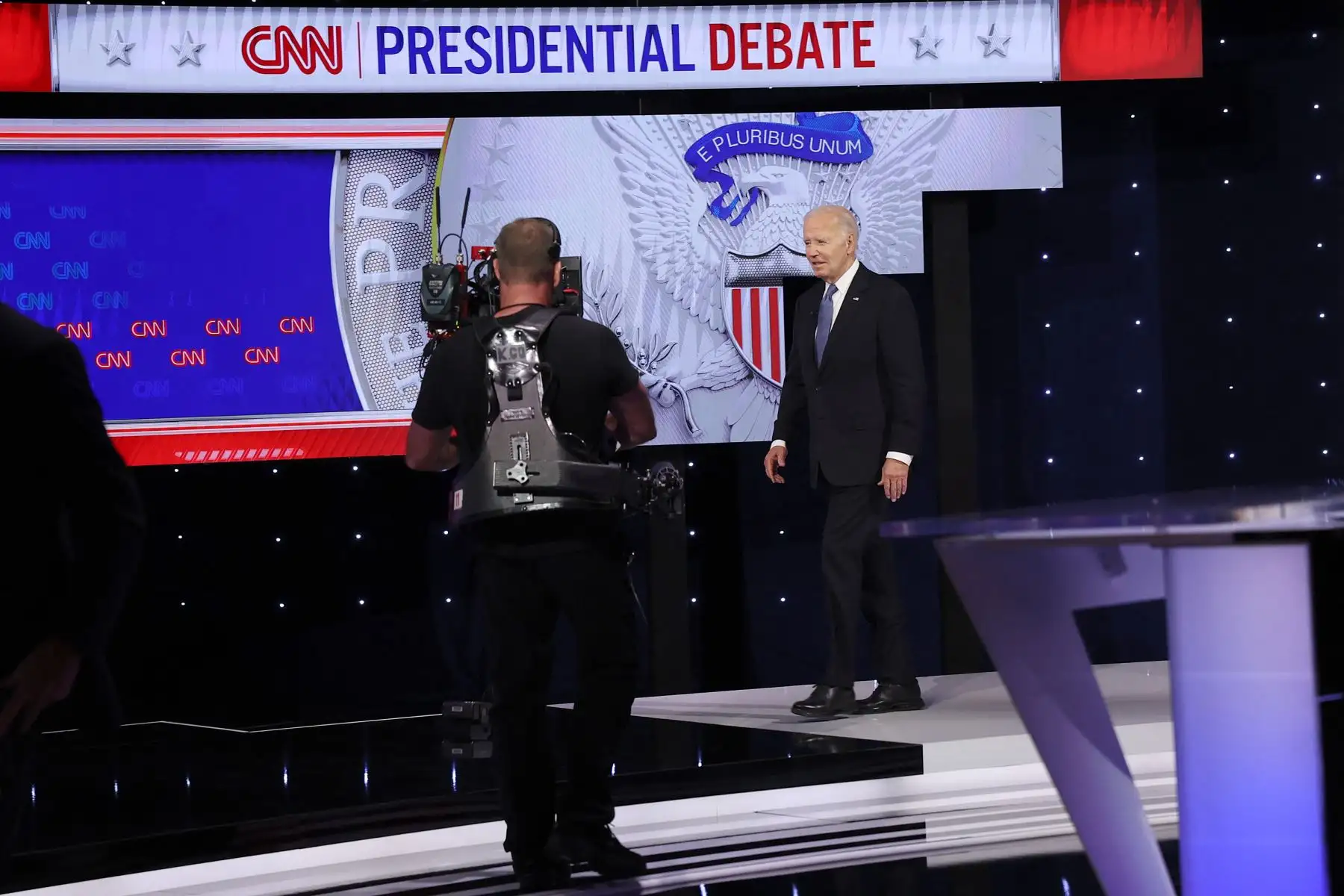 El presidente de Estados Unidos, Joe Biden, camina en el set del debate presidencial de CNN en los estudios de CNN en Atlanta, Georgia. El presidente Biden y el candidato presidencial republicano, el expresidente estadounidense Donald Trump, se enfrentan en el primer debate presidencial de la campaña 2024. AFP