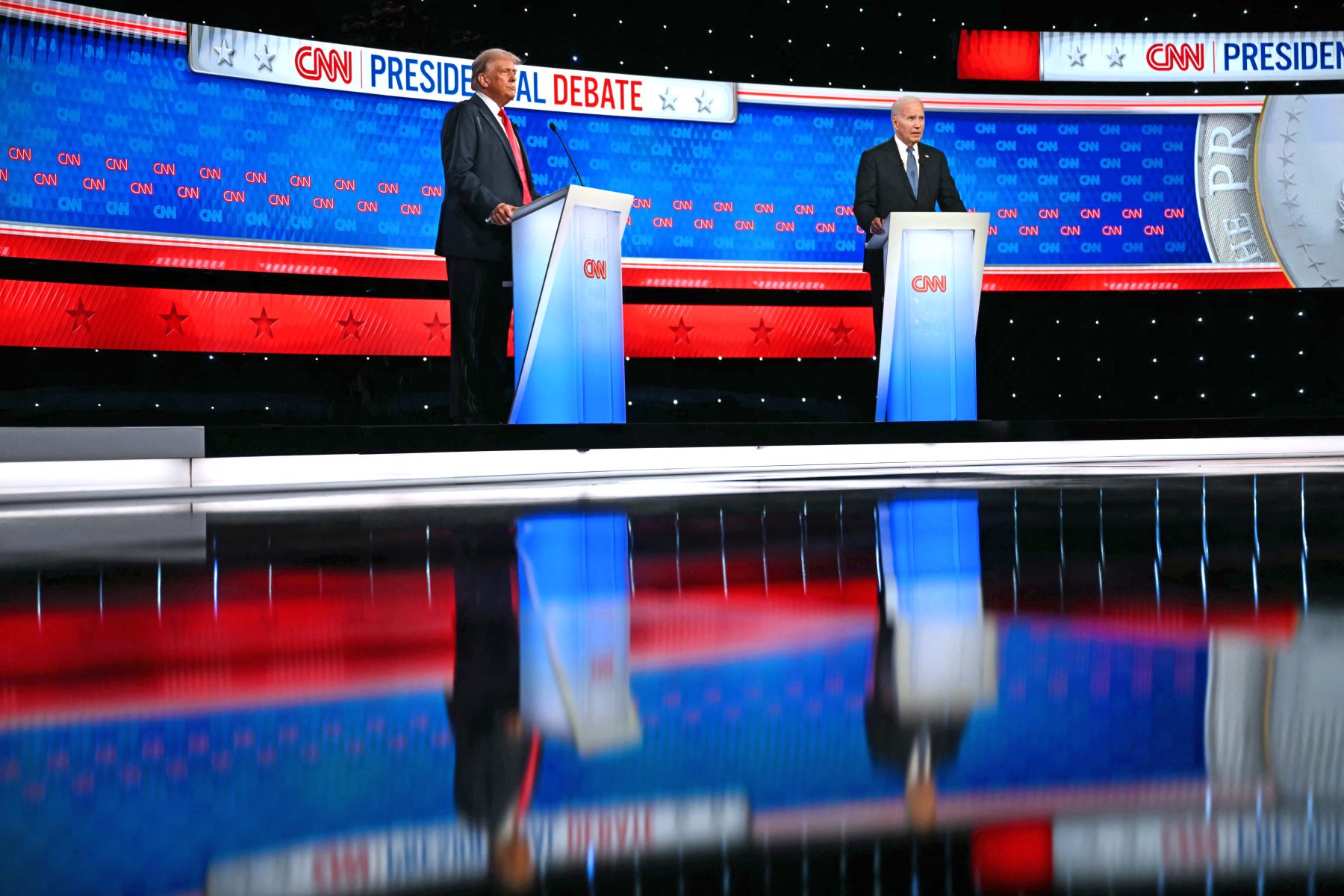 El presidente estadounidense Joe Biden y el expresidente estadounidense y candidato presidencial republicano Donald Trump participan en el primer debate presidencial de las elecciones de 2024. AFP