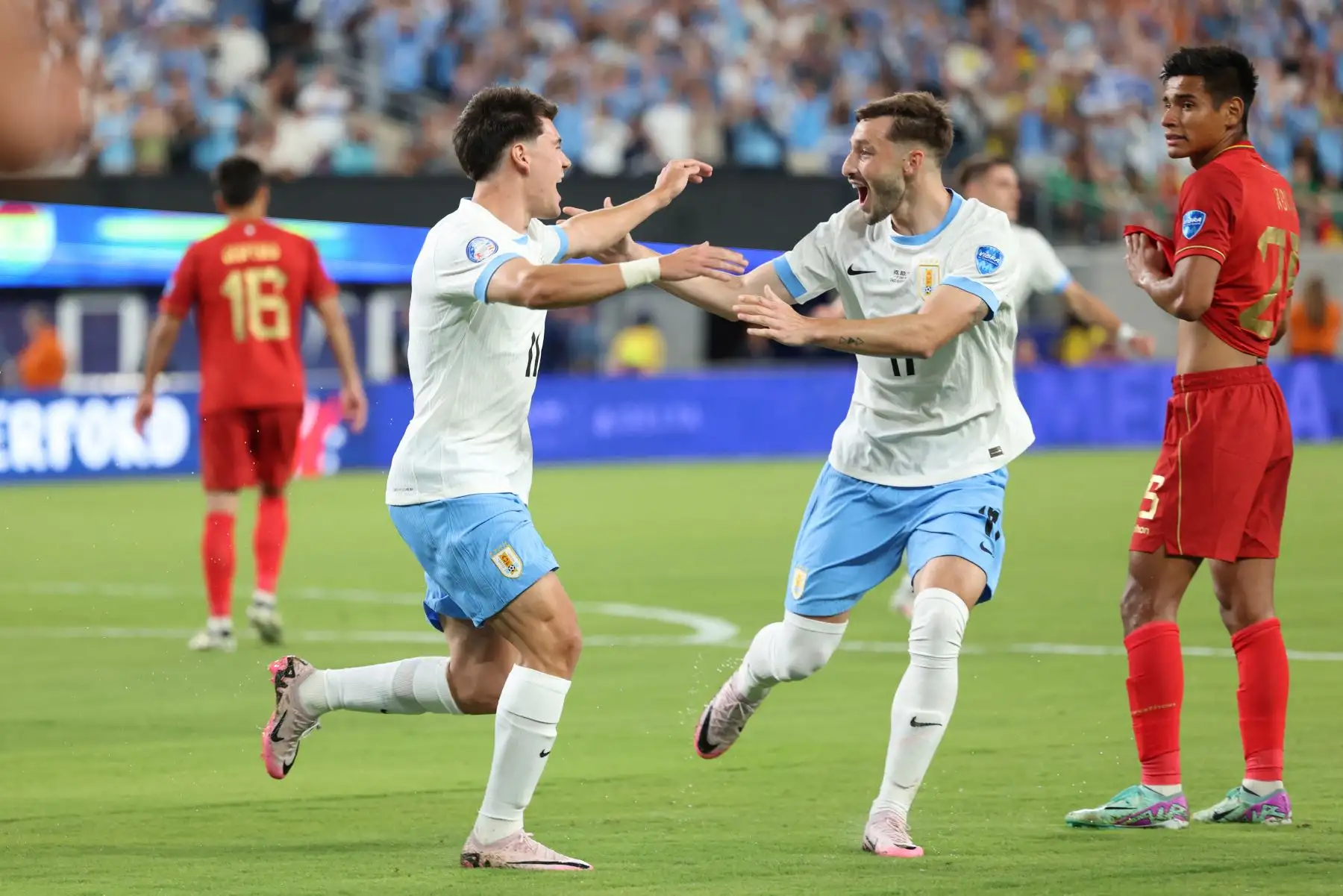 El delantero uruguayo  Facundo Pellistri  celebra con el defensor uruguayo Matías Viña después de anotar el primer gol de su equipo durante el partido de fútbol del grupo C del torneo Copa América Conmebol 2024 entre Uruguay y Bolivia. 
Foto: ANDINA/AFP