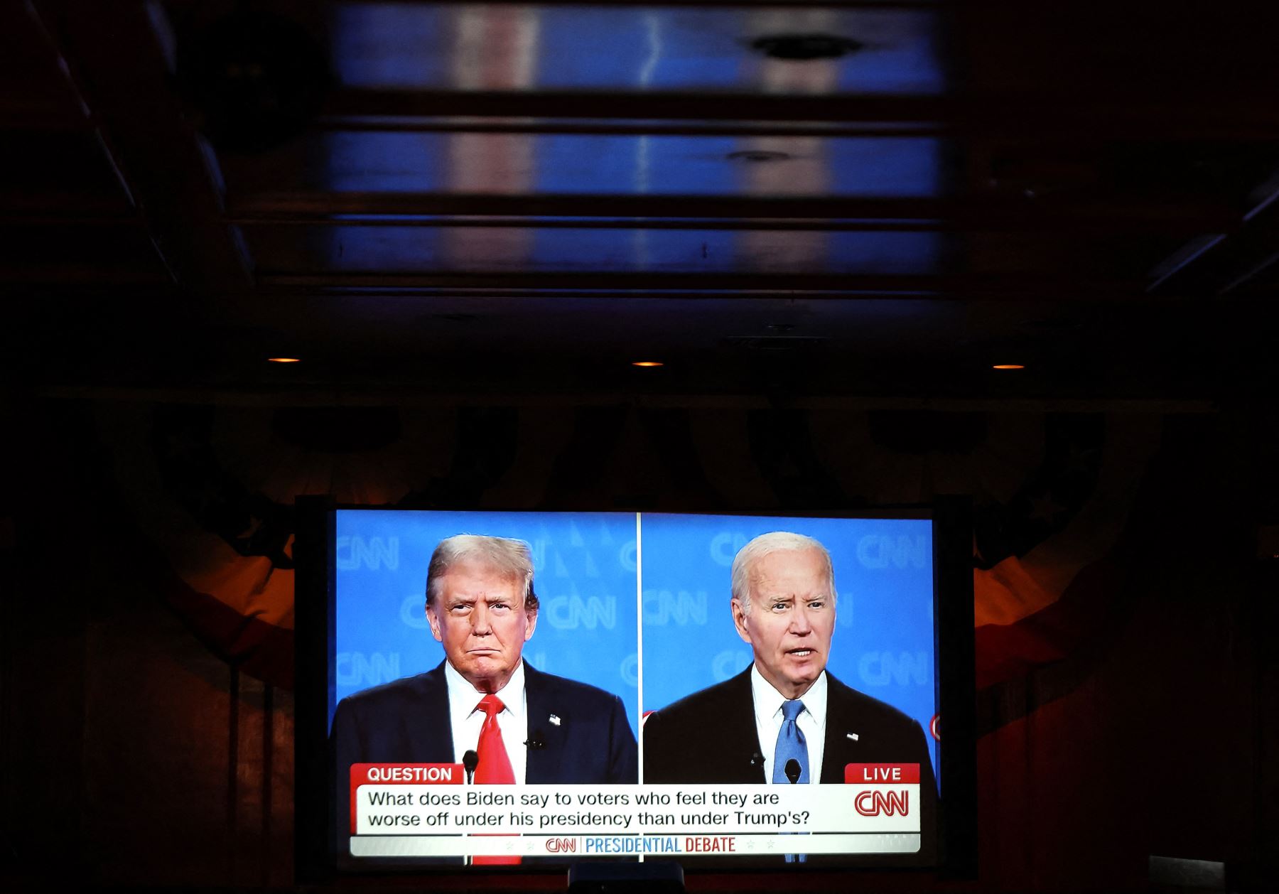 El debate presidencial de CNN entre el presidente estadounidense Joe Biden y el candidato presidencial republicano, el expresidente Donald Trump, se muestra en una fiesta de observación del debate en el Continental Club. AFP