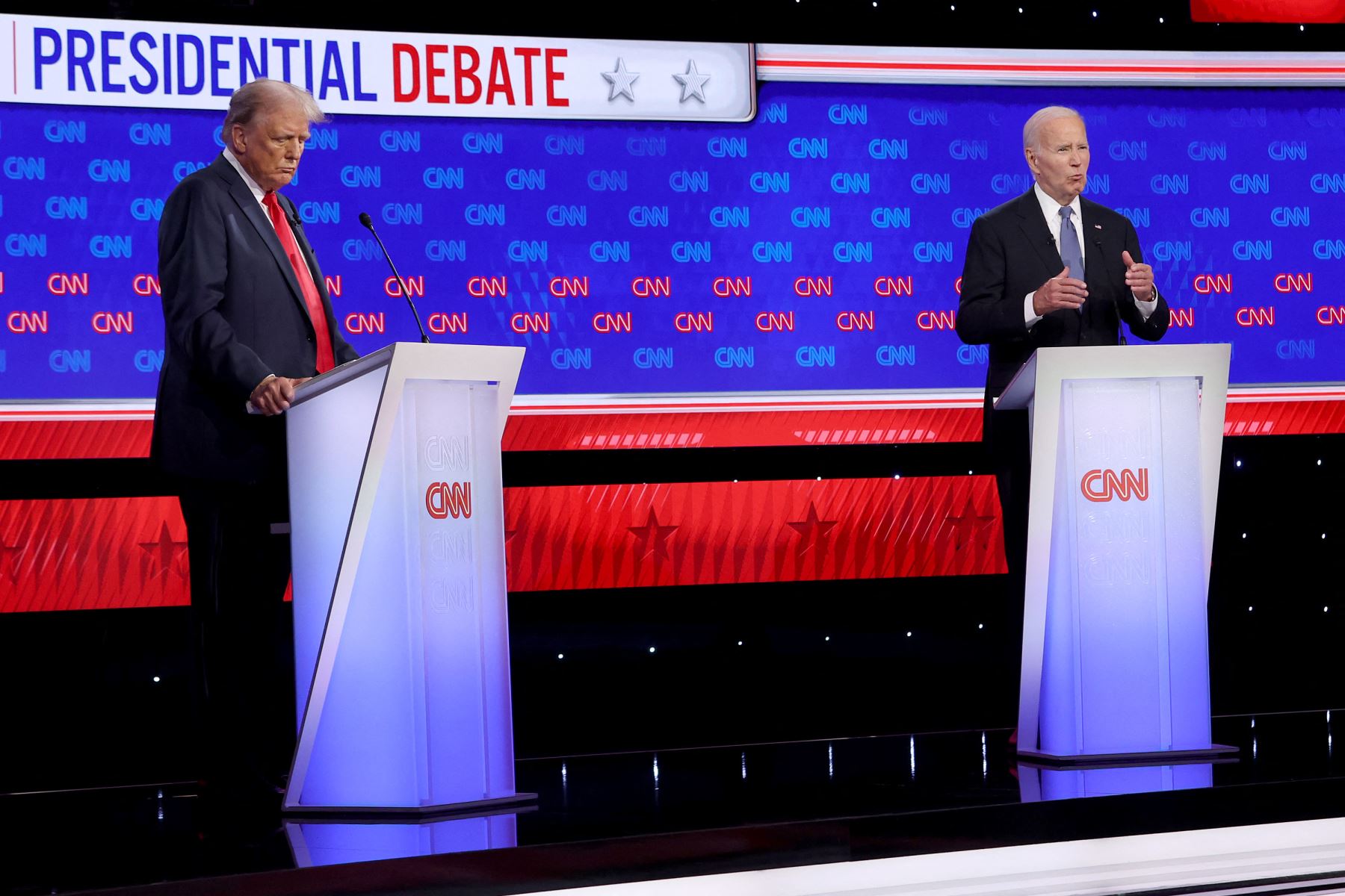 El presidente estadounidense Joe Biden (R) y el candidato presidencial republicano, el expresidente estadounidense Donald Trump, participan en el debate presidencial de CNN. AFP