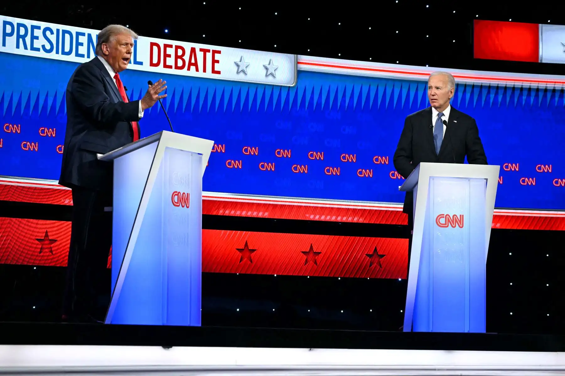 El presidente estadounidense Joe Biden y el expresidente estadounidense y candidato presidencial republicano Donald Trump participan en el primer debate presidencial de las elecciones de 2024. AFP
