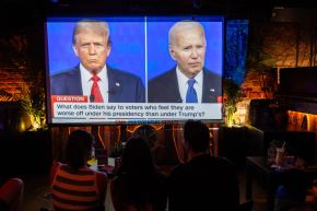 Ciudadanos estadounidenses observan por televisión el debate Trump-Biden. Foto: AFP