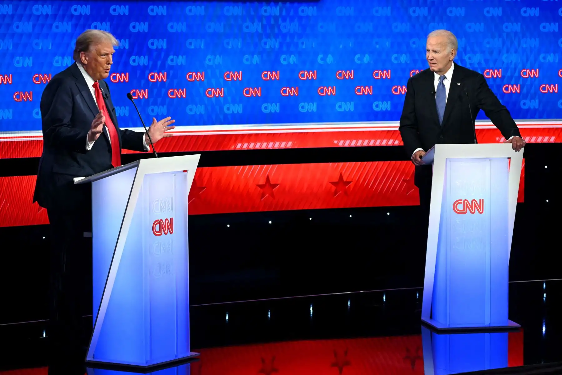 El presidente estadounidense Joe Biden y el expresidente estadounidense y candidato presidencial republicano Donald Trump participan en el primer debate presidencial de las elecciones de 2024. Foto: ANDINA/AFP