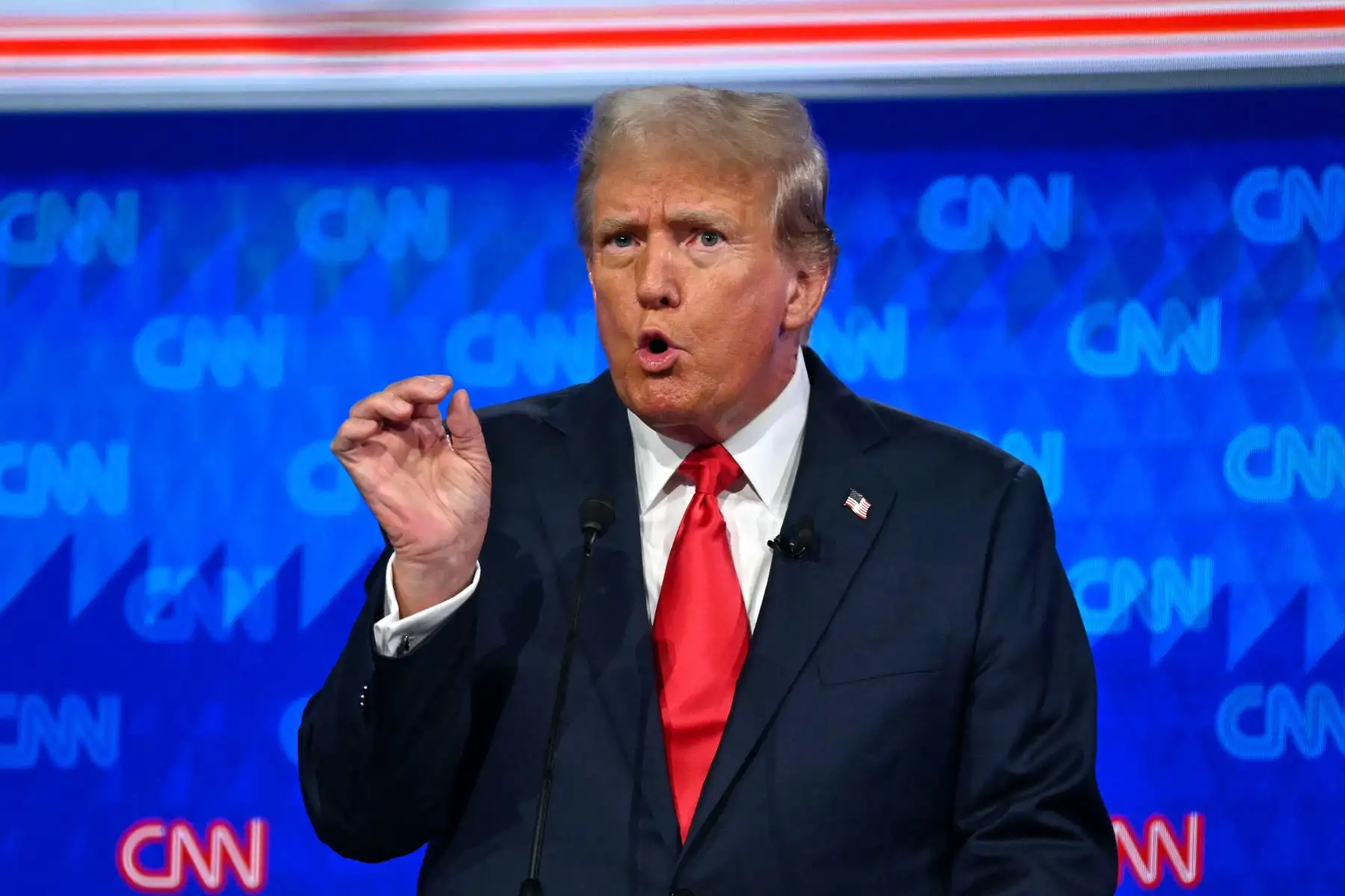 El expresidente estadounidense y candidato presidencial republicano Donald Trump habla mientras participa en el primer debate presidencial de las elecciones de 2024 con el presidente estadounidense Joe Biden. Foto: ANDINA/ AFP