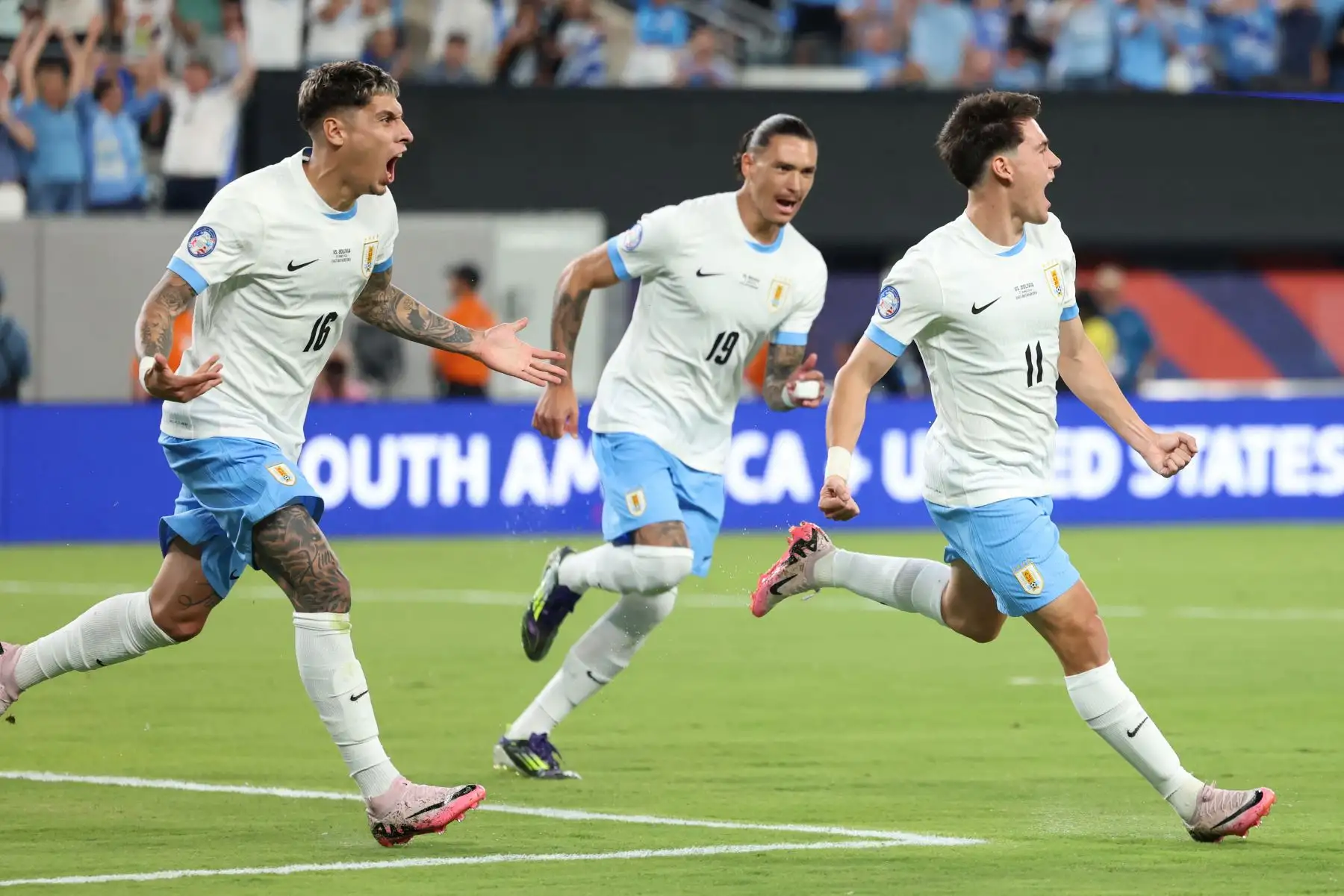 El delantero uruguayo  Facundo Pellistri  celebra con el delantero uruguayo #19 Darwin Núñez y el defensor uruguayo Mathias Olivera luego de anotar el primer gol de su equipo durante el partido de fútbol del grupo C del torneo Copa América Conmebol 2024 entre Uruguay y Bolivia. Foto: ANDINA/ AFP