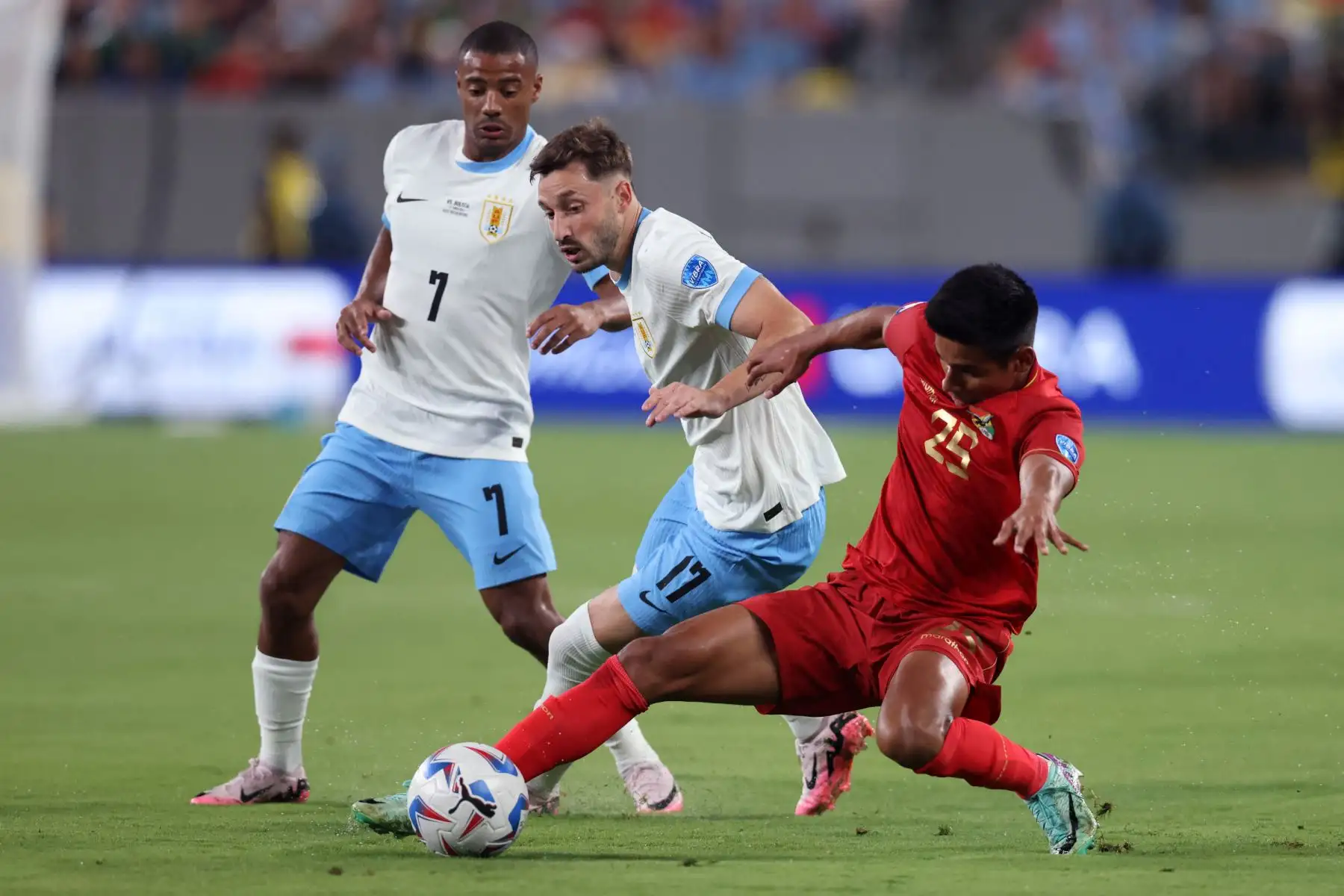 Matías Viña de Uruguay y Yomar Rocha de Bolivia luchan por el balón durante el partido del Grupo C de la CONMEBOL Copa América 2024 entre Uruguay y Bolivia. Foto: ANDINA/AFP