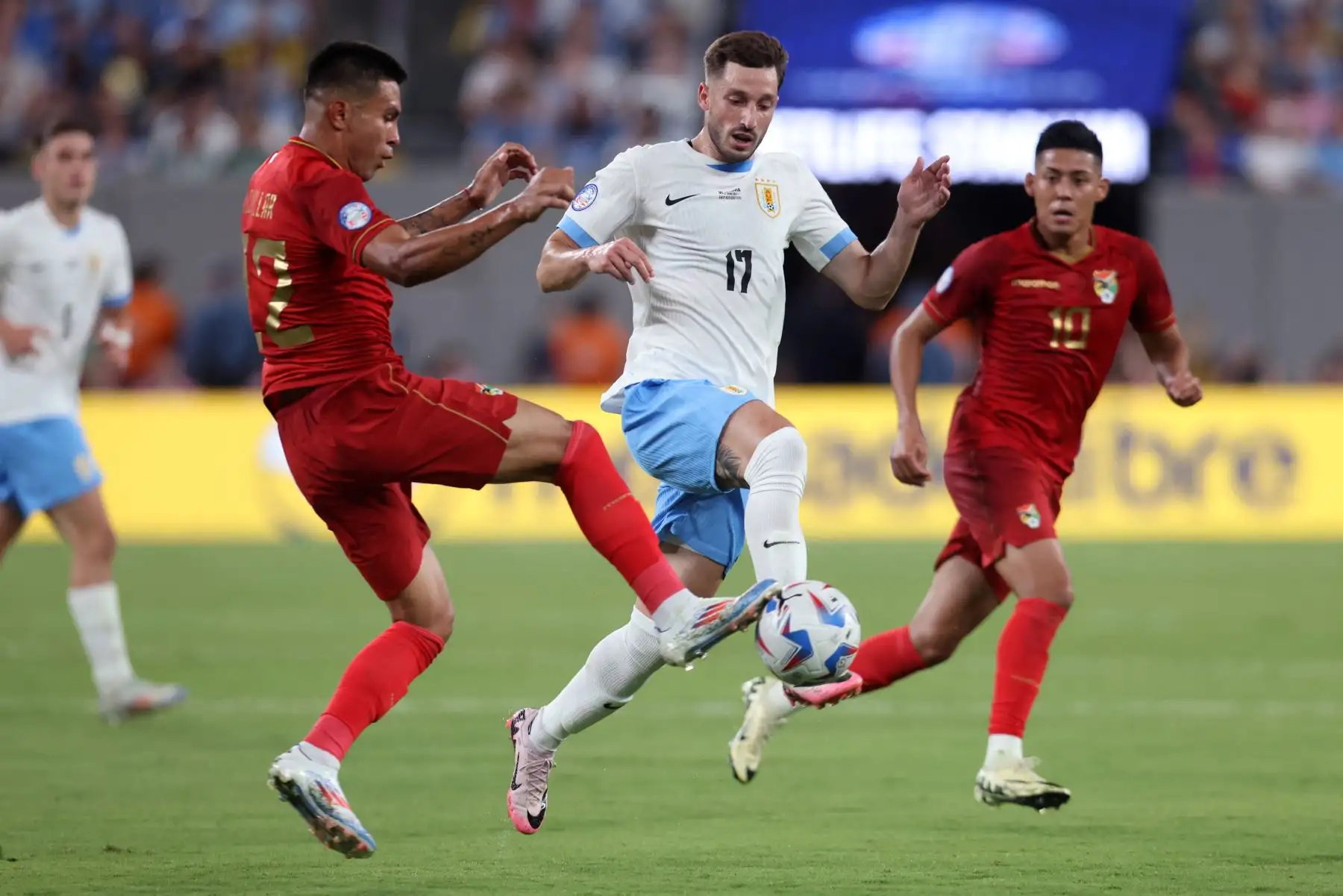 Matías Viña de Uruguay y Héctor Cuellar de Bolivia luchan por el balón durante el partido del Grupo C de la CONMEBOL Copa América 2024 entre Uruguay y Bolivia. Foto: ANDINA/ AFP