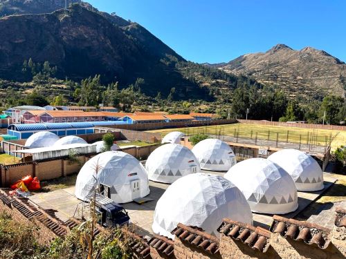 Minedu instala 10 aulas de emergencia tipo domos en la IE Basilio Auqui, en Ayacucho.