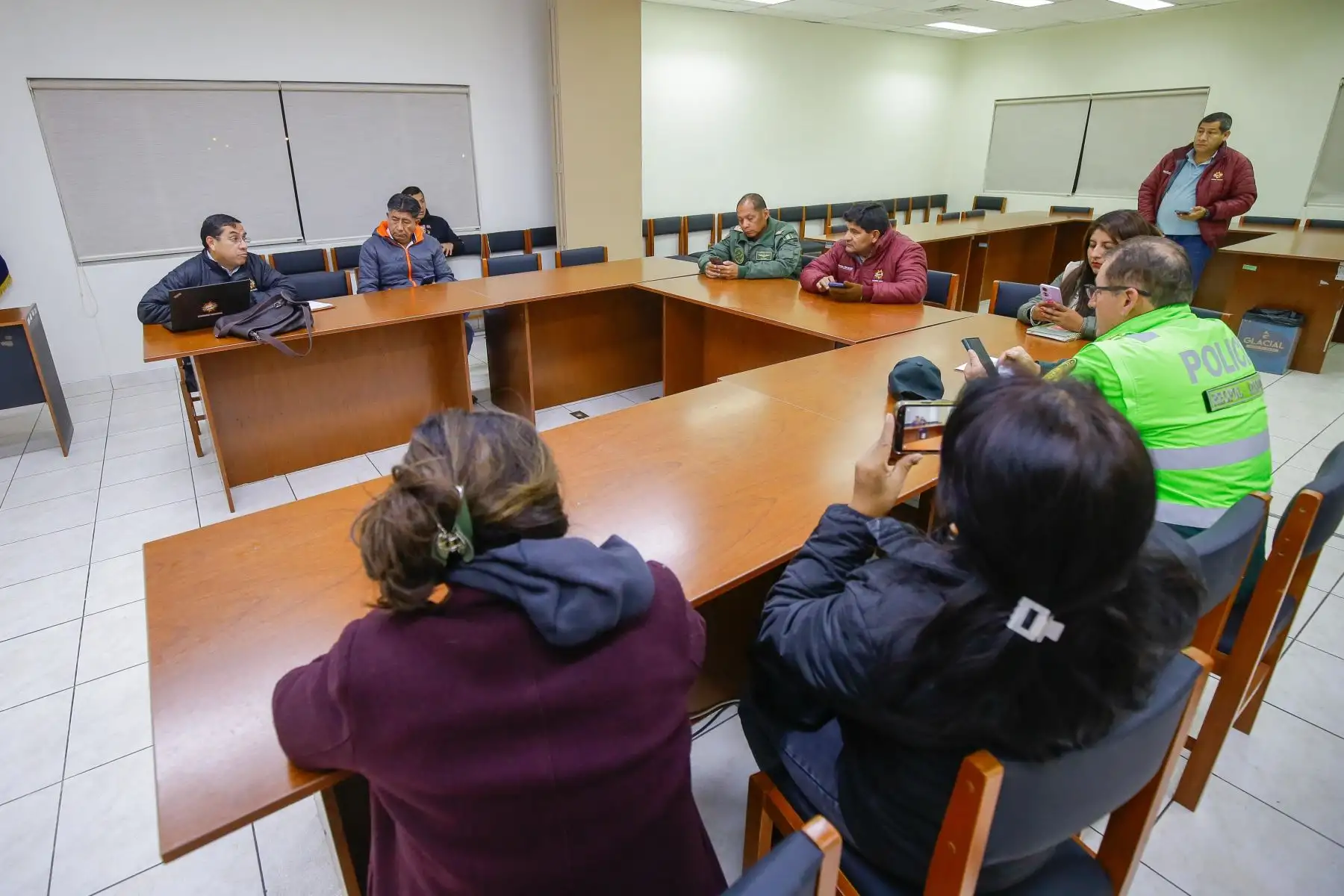 El gobernador regional de Arequipa, Rohel Sánchez Sánchez coordina acciones junto al jefe del Centro de Operaciones de Emergencia Regional COER de Arequipa, Juan Carlos Burga, tras el sismo de 7.0 de magnitud al SO de Yauca, Caravelí. Foto: COER Arequipa