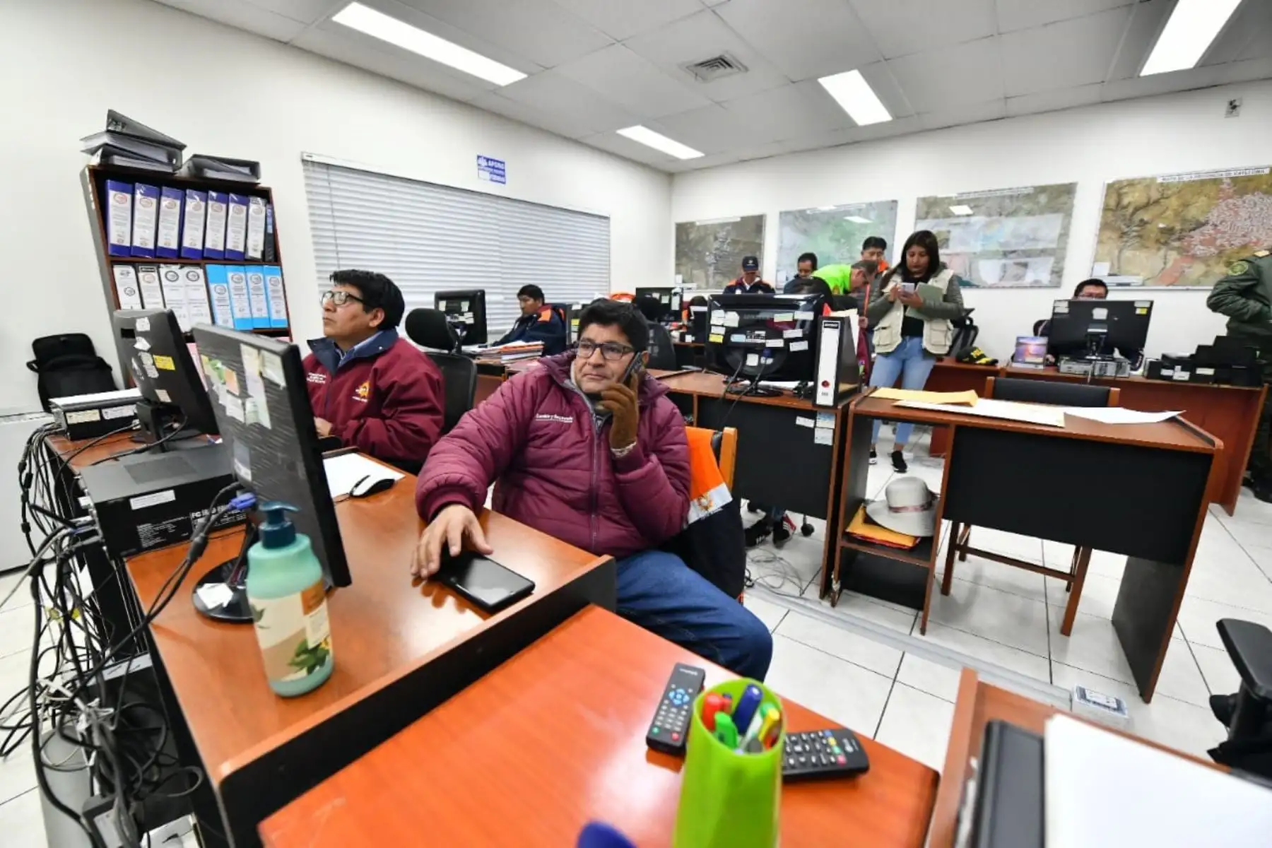 El gobernador regional de Arequipa, Rohel Sánchez Sánchez coordina acciones junto al jefe del Centro de Operaciones de Emergencia Regional COER de Arequipa, Juan Carlos Burga, tras el sismo de 7.0 de magnitud al SO de Yauca, Caravelí. Foto: COER Arequipa