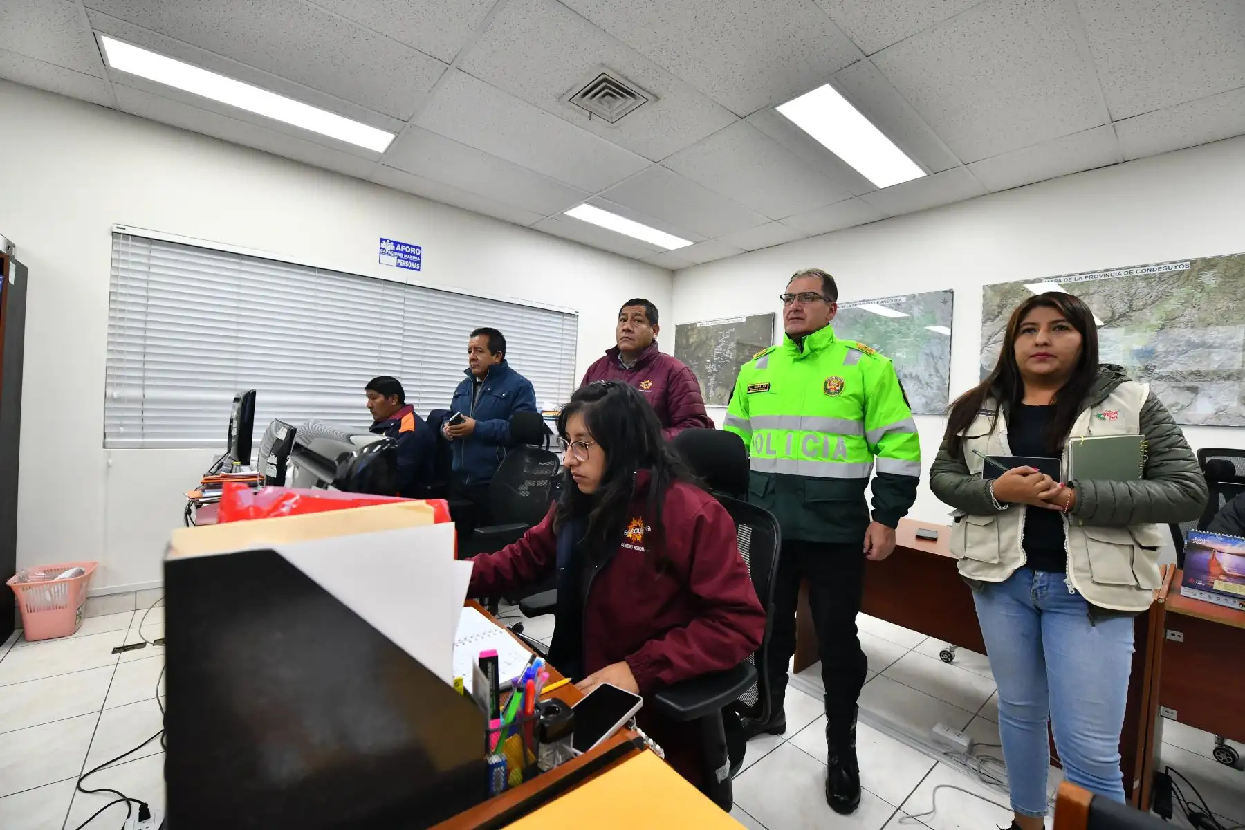 El gobernador regional de Arequipa, Rohel Sánchez Sánchez coordina acciones junto al jefe del Centro de Operaciones de Emergencia Regional COER de Arequipa, Juan Carlos Burga, tras el sismo de 7.0 de magnitud al SO de Yauca, Caravelí. Foto: COER Arequipa