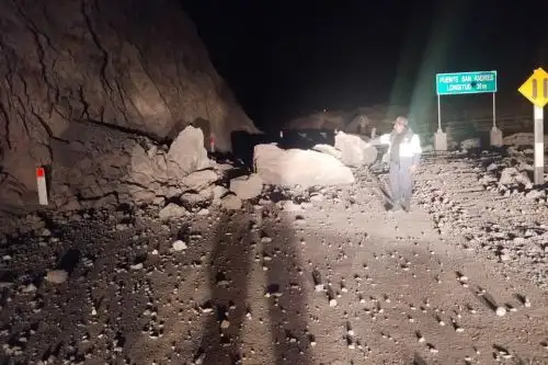 El fuerte sismo de magnitud 7.0 registrado en Arequipa provocó la caída de piedras afectando el tránsito en diversas vías en Ayacucho. Foto: ANDINA/difusión.