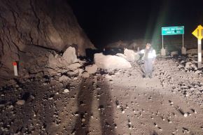 El fuerte sismo de magnitud 7.0 registrado en Arequipa provocó la caída de piedras afectando el tránsito en diversas vías en Ayacucho. ANDINA/Difusión