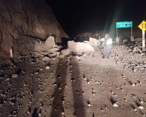 El fuerte sismo de magnitud 7.0 registrado en la madrugada de hoy en Arequipa provocó varios deslizamientos de piedras y tierra, además de otros daños materiales. Foto: COER Arequipa.