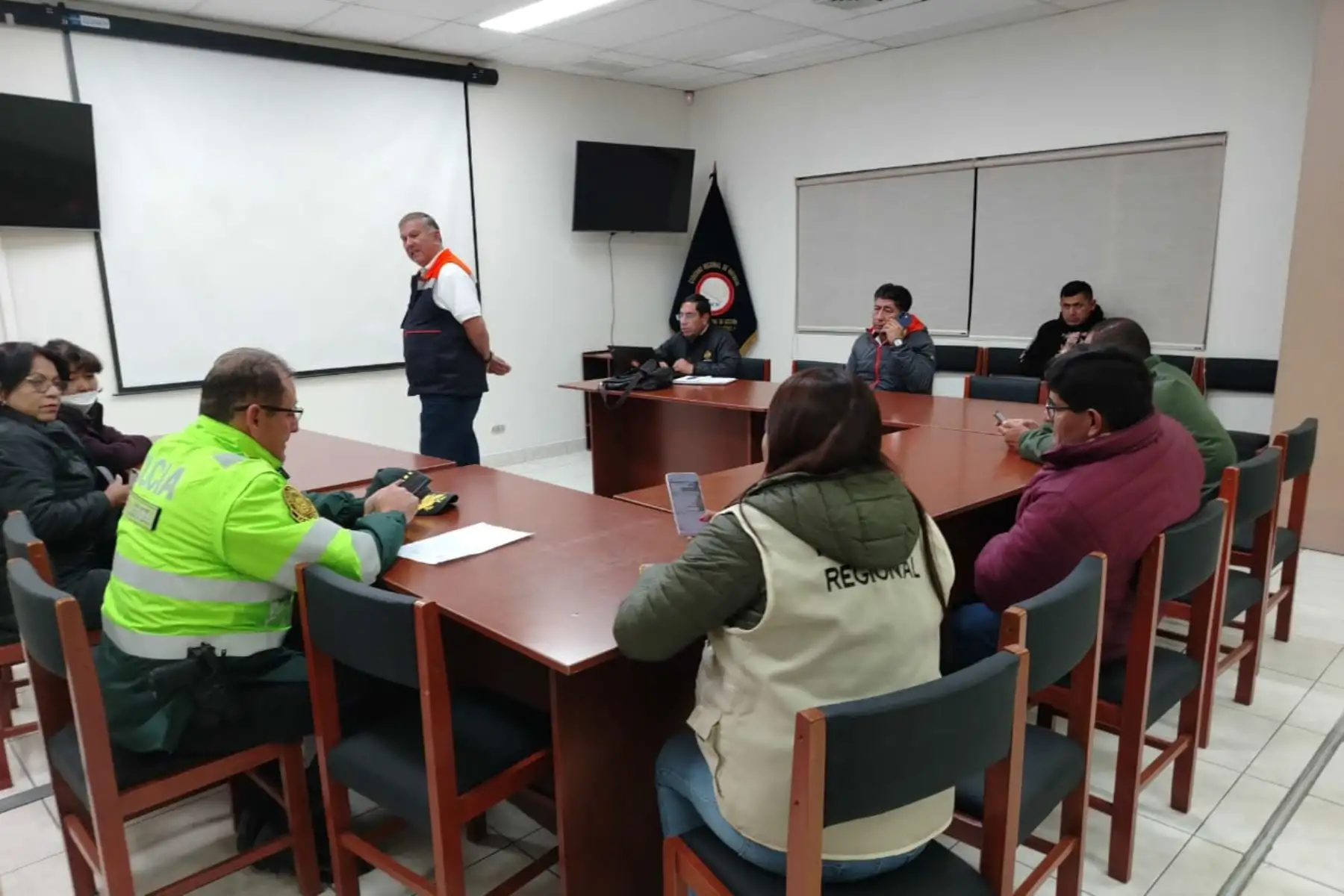 El gobernador regional de Arequipa, Rohel Sánchez Sánchez coordina acciones junto al jefe del Centro de Operaciones de Emergencia Regional COER de Arequipa, Juan Carlos Burga, tras el sismo de 7.0 de magnitud al SO de Yauca, Caravelí. Foto: COER Arequipa