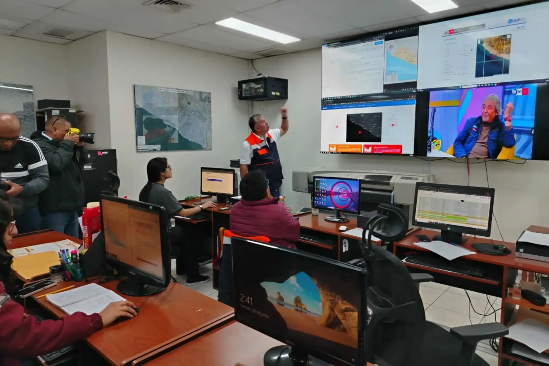 El gobernador regional de Arequipa, Rohel Sánchez Sánchez coordina acciones junto al jefe del Centro de Operaciones de Emergencia Regional COER de Arequipa, Juan Carlos Burga, tras el sismo de 7.0 de magnitud al SO de Yauca, Caravelí. Foto: COER Arequipa