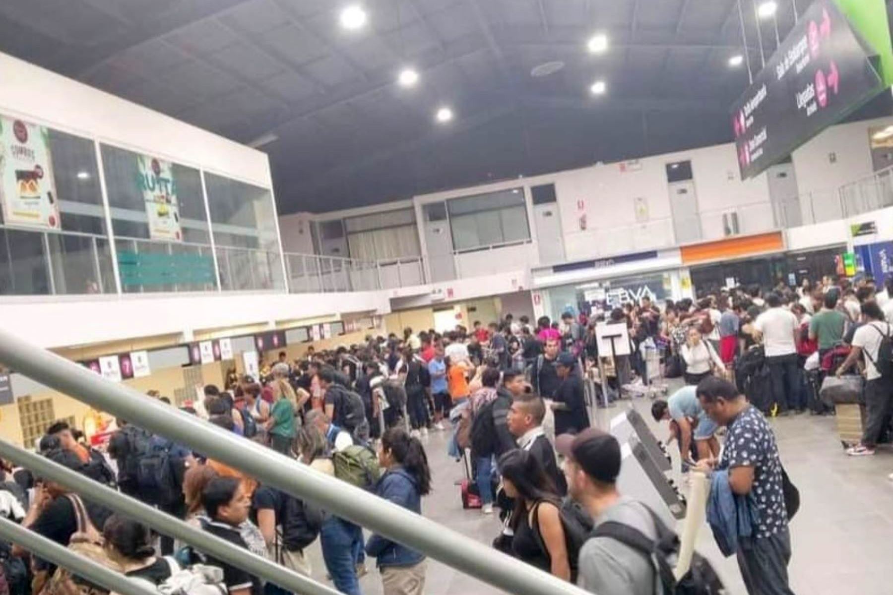 Suspensión de vuelos en Tarapoto por una aparente falla en el sistema de luces de aterrizaje afectó a cientos de pasajeros.