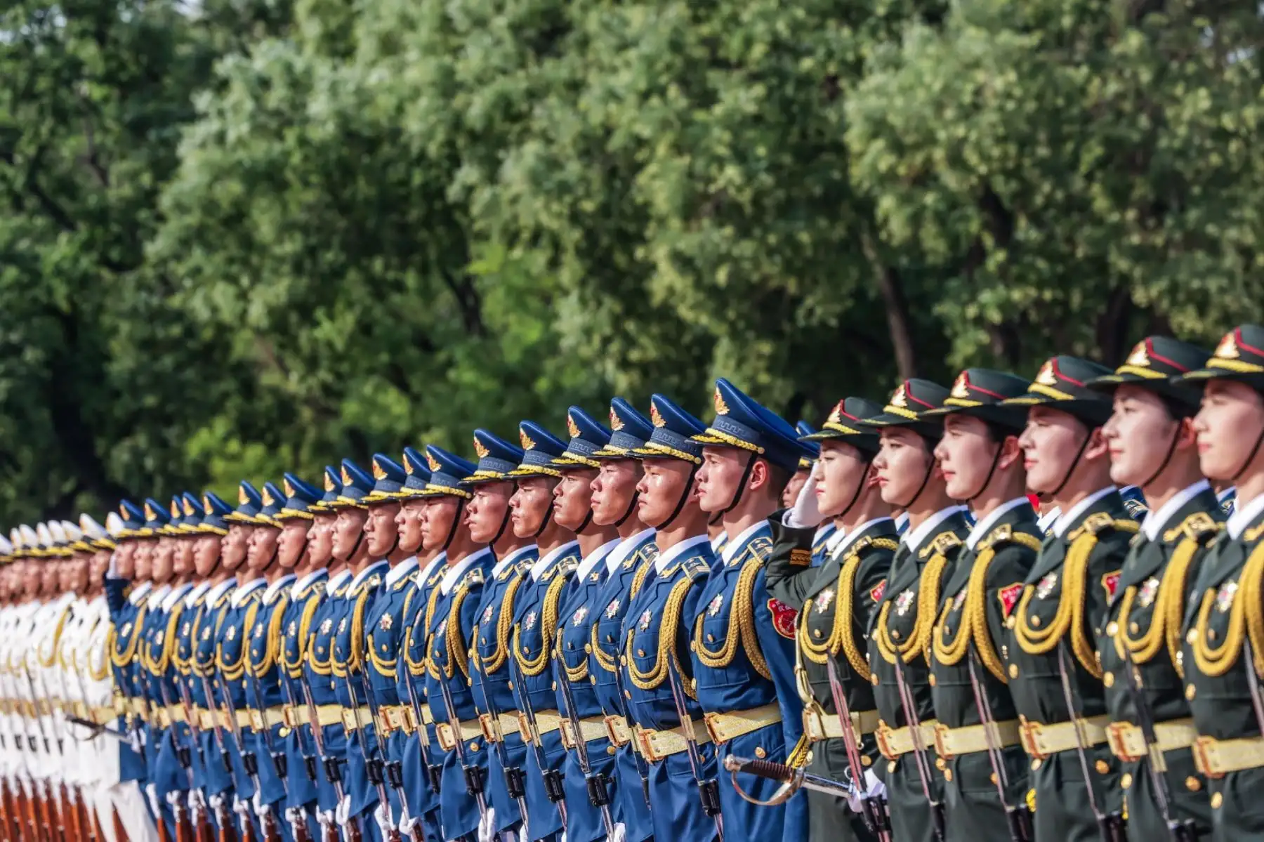 El presidente de China, Xi Jinping, dio la bienvenida este a su homóloga de Perú, Dina Boluarte, en una ceremonia oficial llevada a cabo en la Plaza del Este del Gran Palacio del Pueblo, en Pekín. Foto: ANDINA/Prensa Presidencia