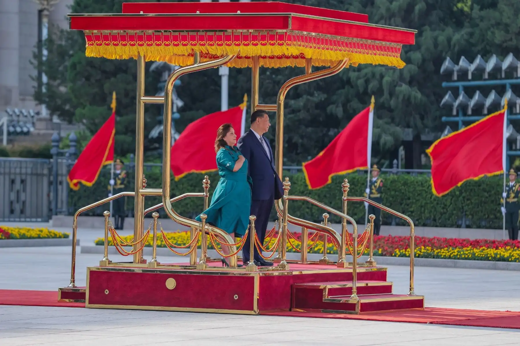 El presidente de China, Xi Jinping, dio la bienvenida este a su homóloga de Perú, Dina Boluarte, en una ceremonia oficial llevada a cabo en la Plaza del Este del Gran Palacio del Pueblo, en Pekín. Foto: ANDINA/Prensa Presidencia