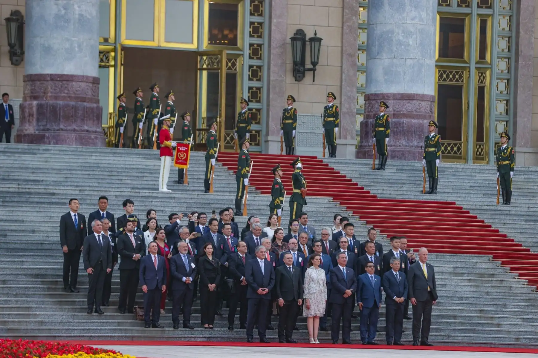 El presidente de China, Xi Jinping, dio la bienvenida este a su homóloga de Perú, Dina Boluarte, en una ceremonia oficial llevada a cabo en la Plaza del Este del Gran Palacio del Pueblo, en Pekín. Foto: ANDINA/Prensa Presidencia