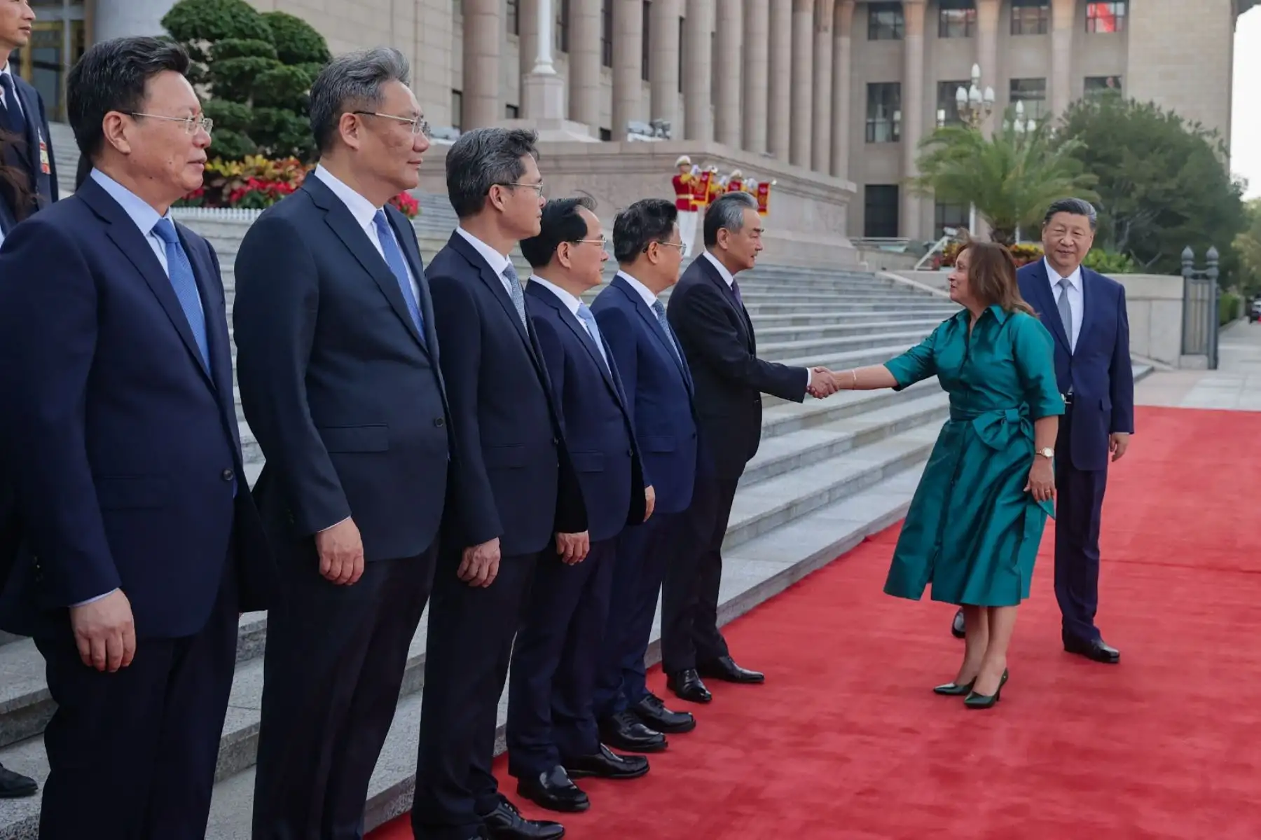 El presidente de China, Xi Jinping, dio la bienvenida este a su homóloga de Perú, Dina Boluarte, en una ceremonia oficial llevada a cabo en la Plaza del Este del Gran Palacio del Pueblo, en Pekín. Foto: ANDINA/Prensa Presidencia