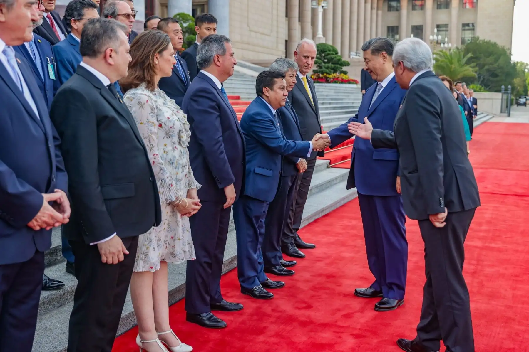 El presidente de China, Xi Jinping, dio la bienvenida este a su homóloga de Perú, Dina Boluarte, en una ceremonia oficial llevada a cabo en la Plaza del Este del Gran Palacio del Pueblo, en Pekín. Foto: ANDINA/Prensa Presidencia