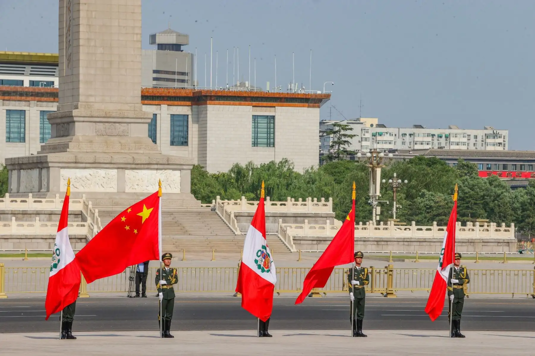 El presidente de China, Xi Jinping, dio la bienvenida este a su homóloga de Perú, Dina Boluarte, en una ceremonia oficial llevada a cabo en la Plaza del Este del Gran Palacio del Pueblo, en Pekín. Foto: ANDINA/Prensa Presidencia