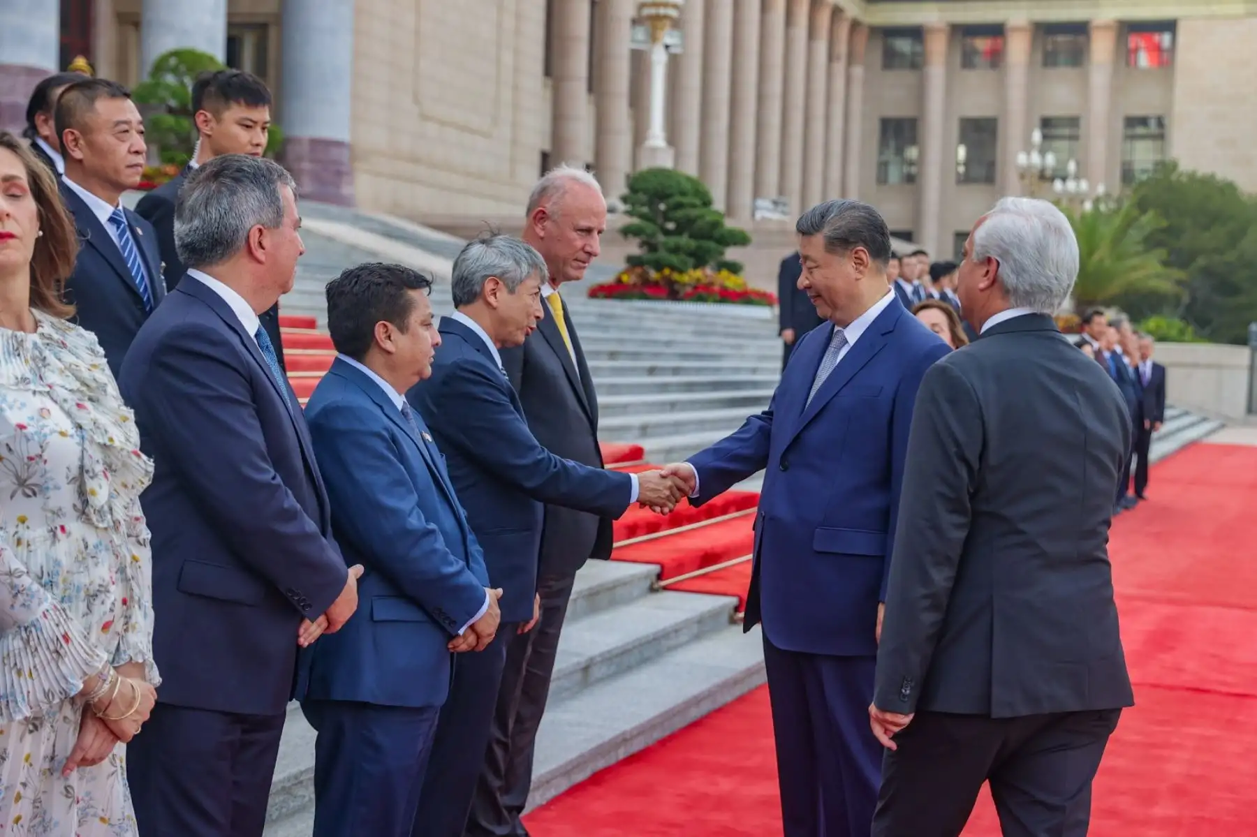 El presidente de China, Xi Jinping, dio la bienvenida este a su homóloga de Perú, Dina Boluarte, en una ceremonia oficial llevada a cabo en la Plaza del Este del Gran Palacio del Pueblo, en Pekín. Foto: ANDINA/Prensa Presidencia