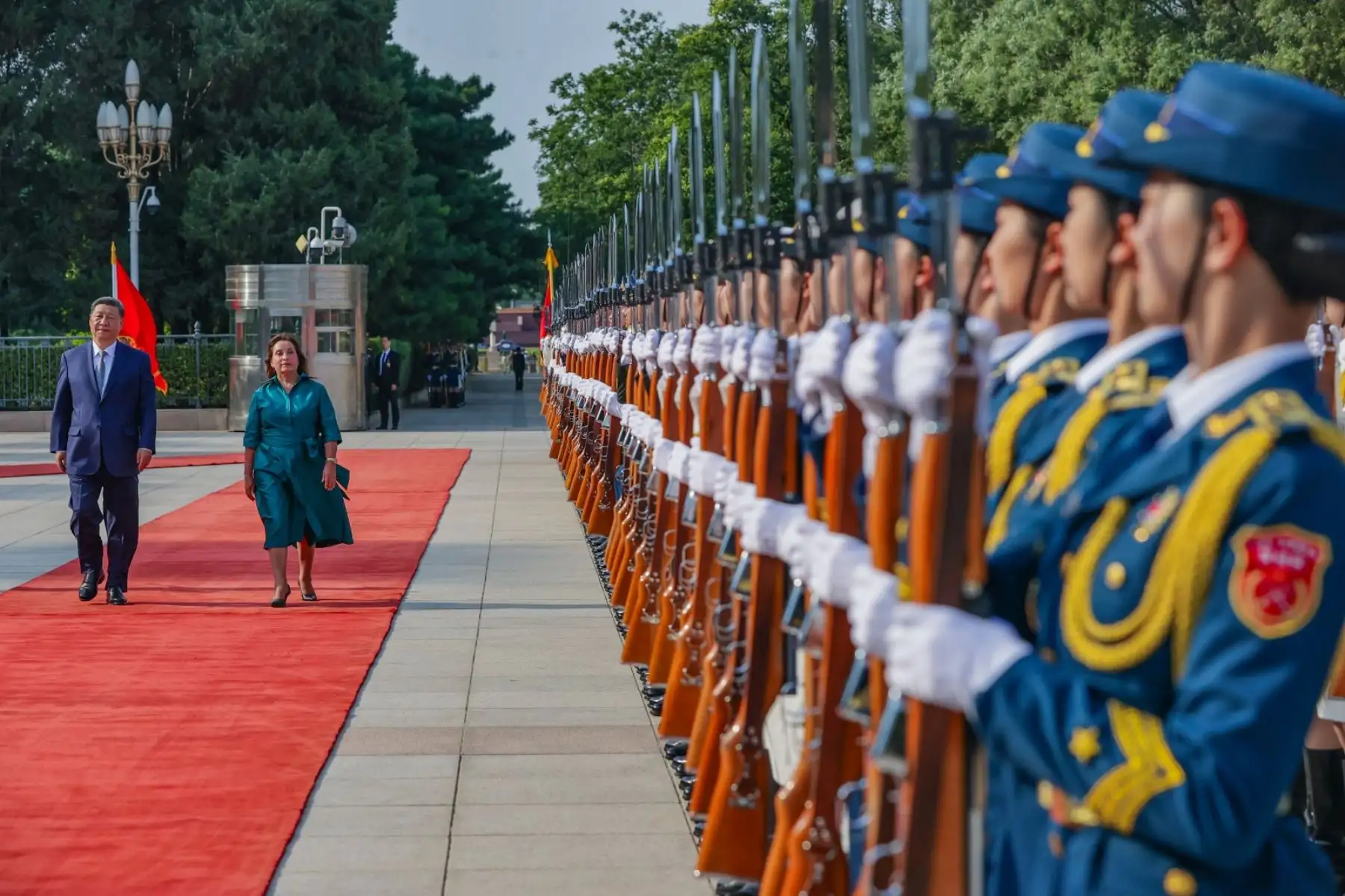 El presidente de China, Xi Jinping, dio la bienvenida este a su homóloga de Perú, Dina Boluarte, en una ceremonia oficial llevada a cabo en la Plaza del Este del Gran Palacio del Pueblo, en Pekín. Foto: ANDINA/Prensa Presidencia
